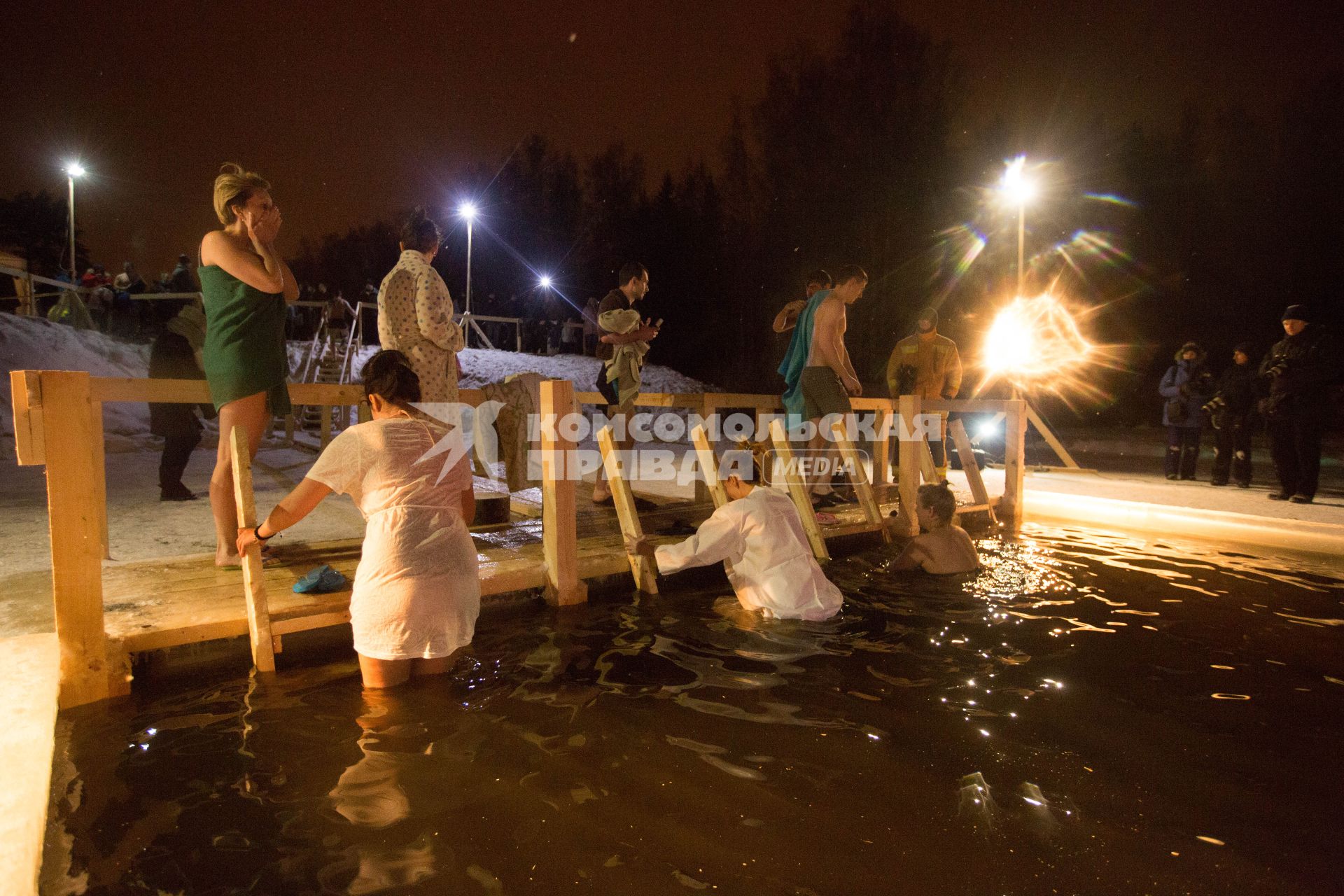 Санкт-Петербург. Верующие во время крещенского купания.
