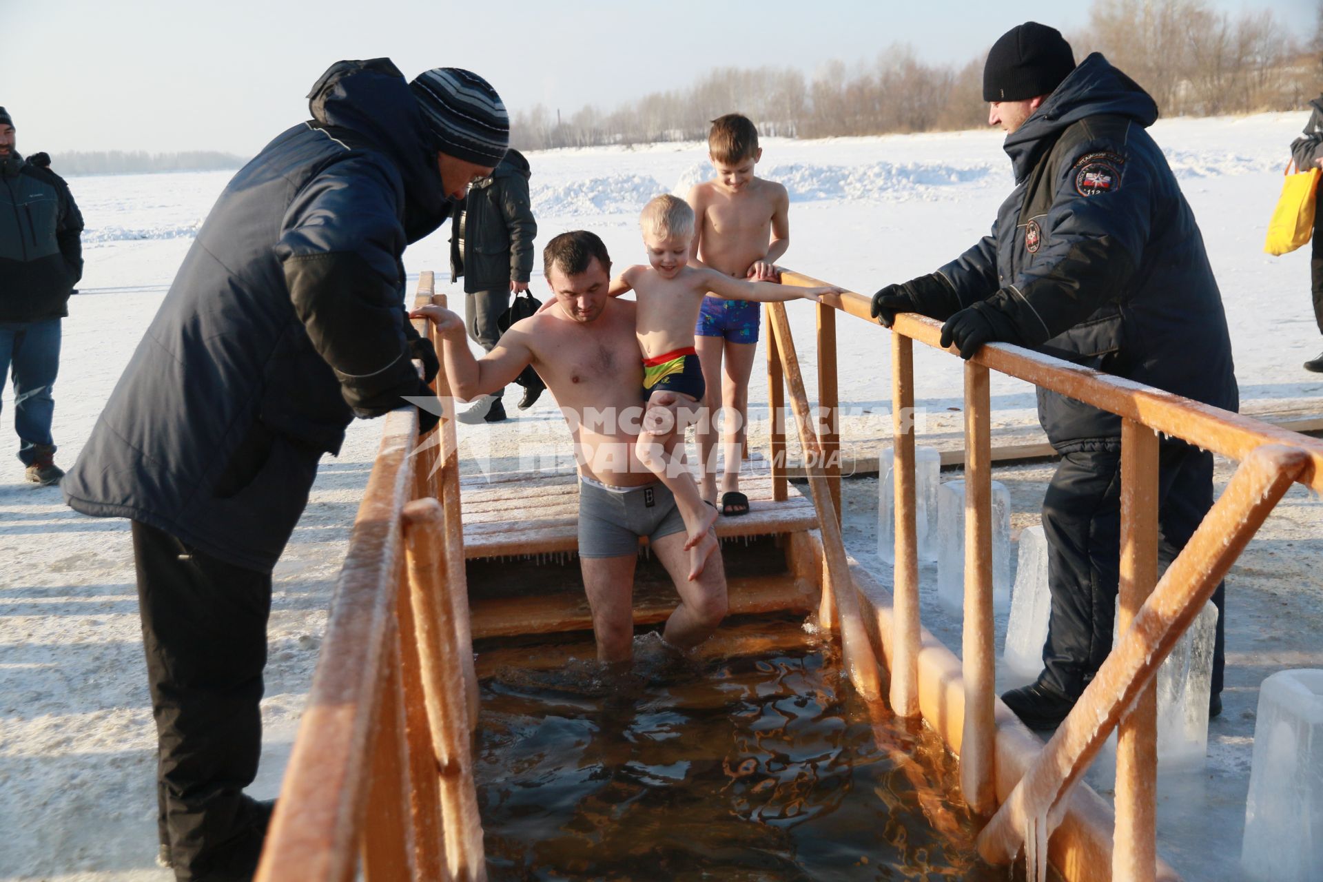 Барнаул. Верующие во время традиционного праздничного купания в праздник Крещения Господня.