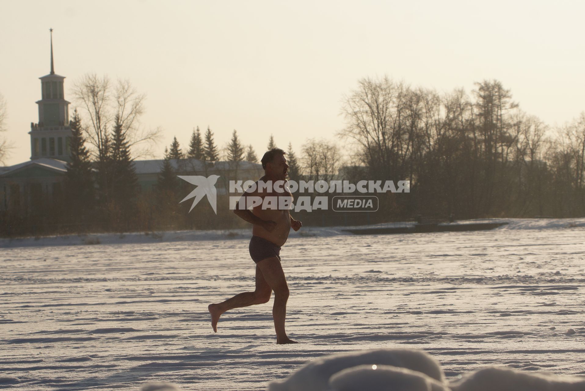 Екатеринбург. Мужчина бегает по снегу после купания в проруби во время крещенских купаний