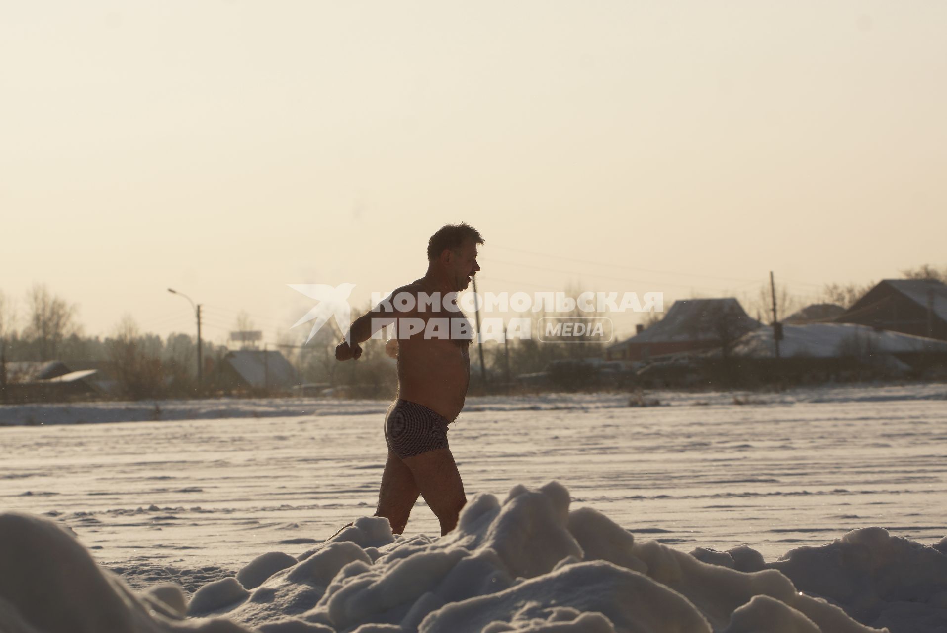 Екатеринбург. Мужчина бегает по снегу после купания в проруби во время крещенских купаний