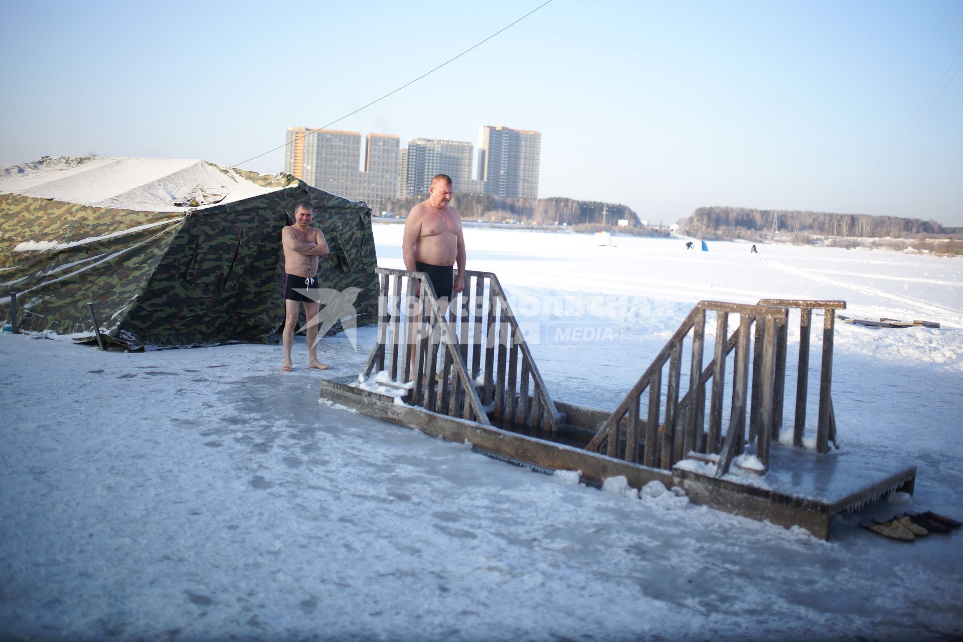 Екатеринбург. Мужчина в проруби во время крещенских купаний