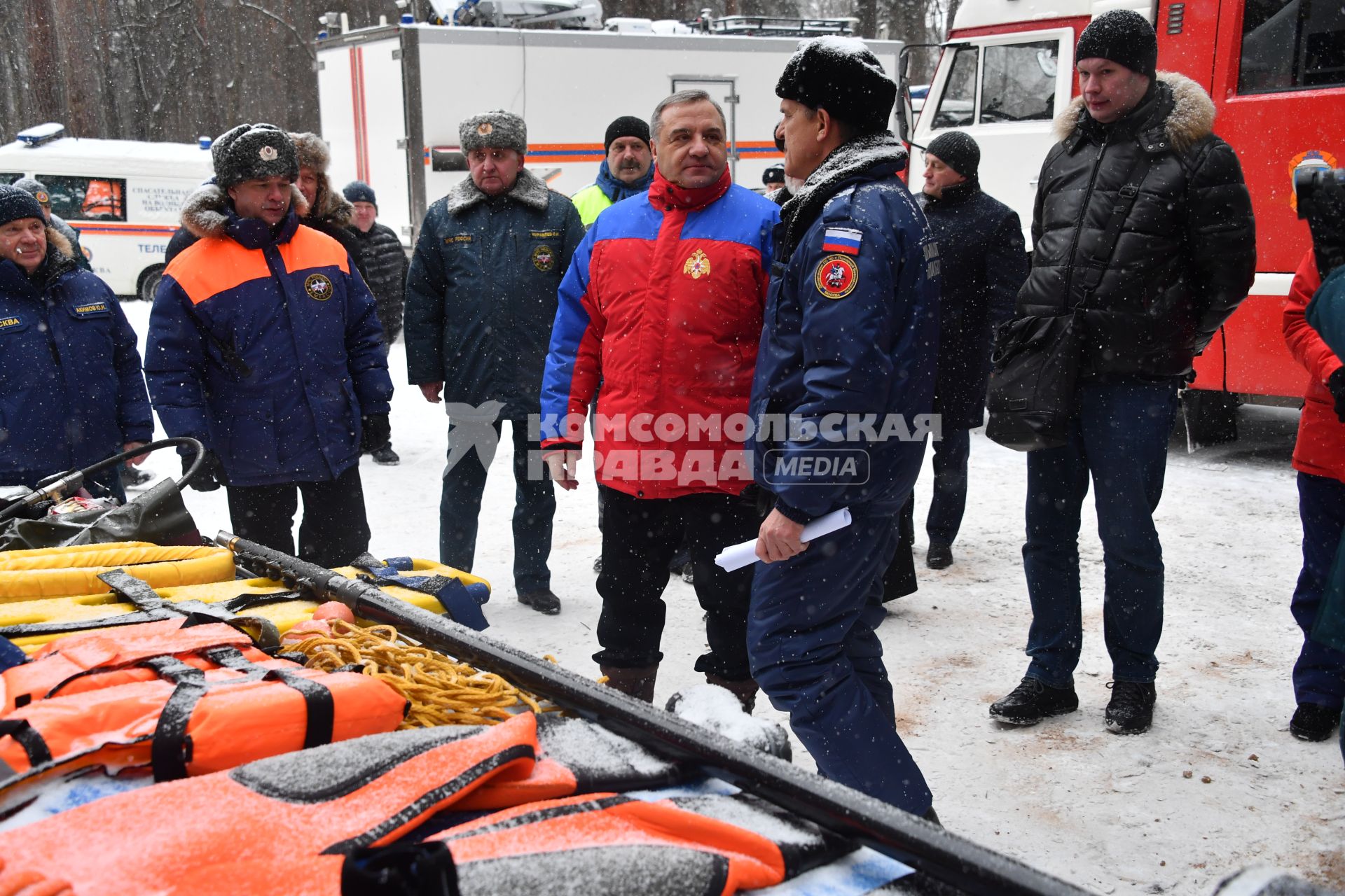 Москва. Глава МЧС России Владимир Пучков   ( в центре) проверил готовность пожарно-спасательного гарнизона города к обеспечению безопасности проведения крещенских купаний  в  Серебряном бору.