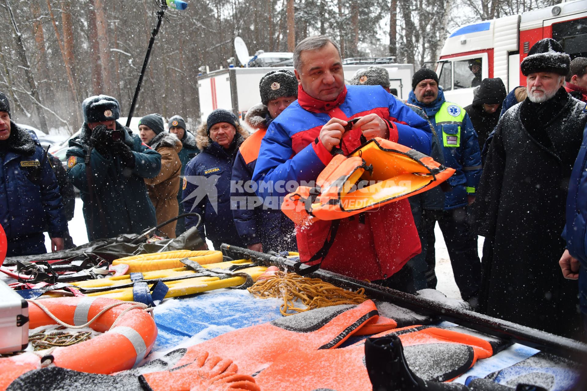 Москва. Глава МЧС России Владимир Пучков   ( в центре) проверил готовность пожарно-спасательного гарнизона города к обеспечению безопасности проведения крещенских купаний  в  Серебряном бору.