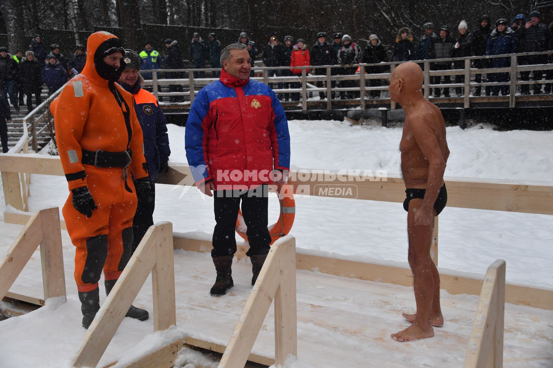 Москва. Глава МЧС России Владимир Пучков   ( в центре) проверил готовность пожарно-спасательного гарнизона города к обеспечению безопасности проведения крещенских купаний  в  Серебряном бору.