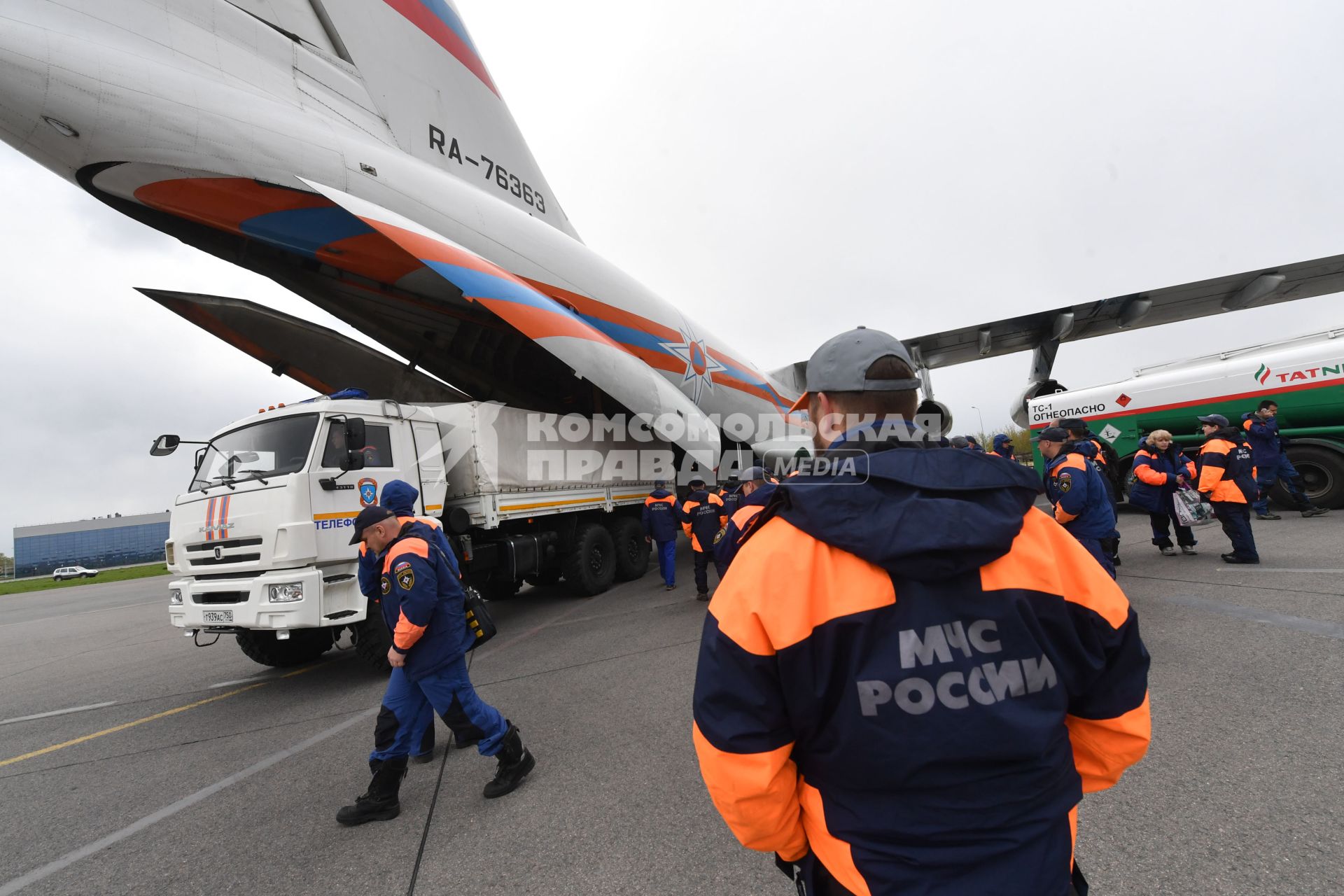 Московская область. Спасатели  отряда центроспас МЧС России вылетают в тюмень на наводнение с аэродрома `Раменское`.