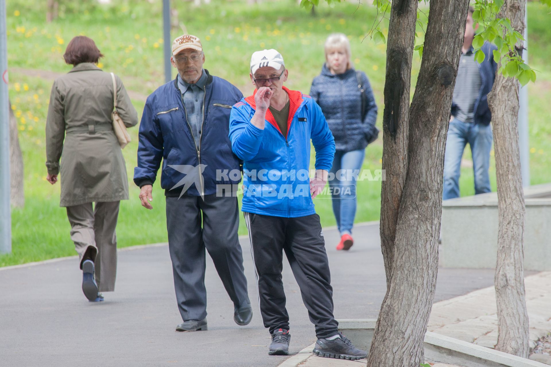 Уфа. Мужчина курит в парке.