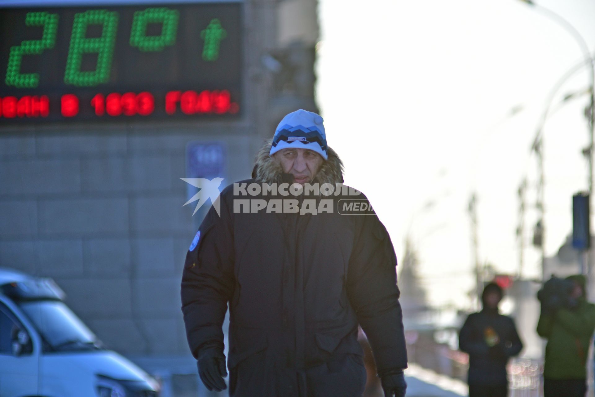 Новосибирск. Мужчина  на улице в морозный день.