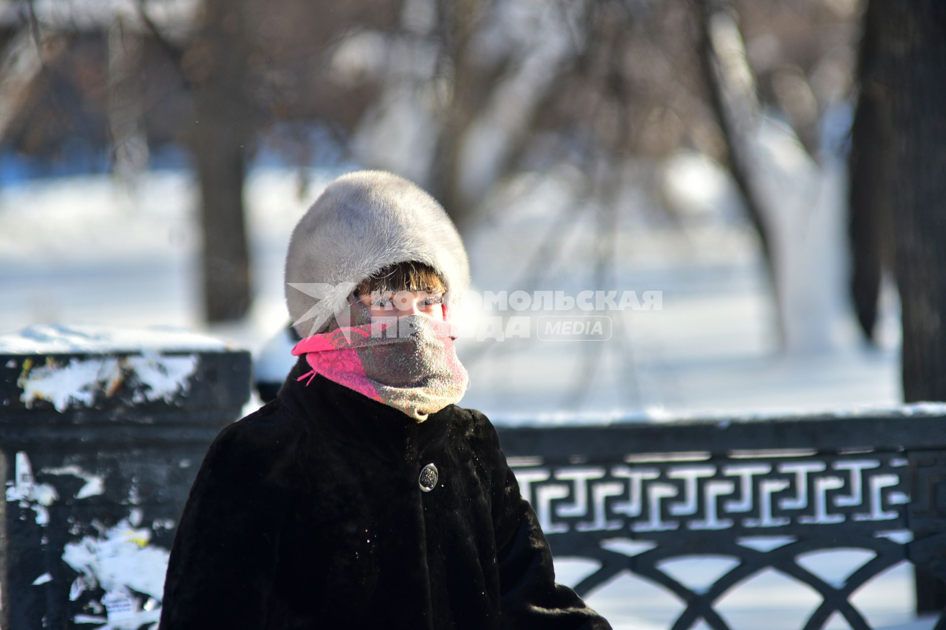 Новосибирск. Девушка  на улице в морозный день.