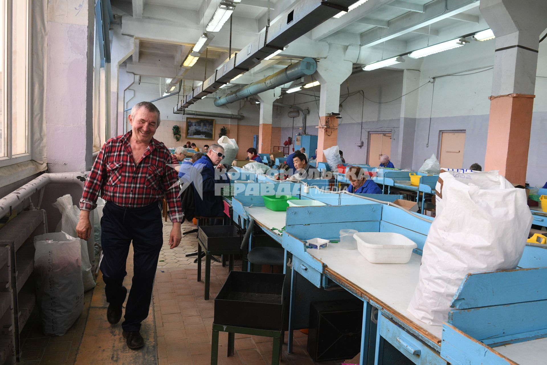Русиново.  Сотрудники  за работой в цехах  предприятия  `Рус и Ново Пак`  Всероссийского общества слепых.