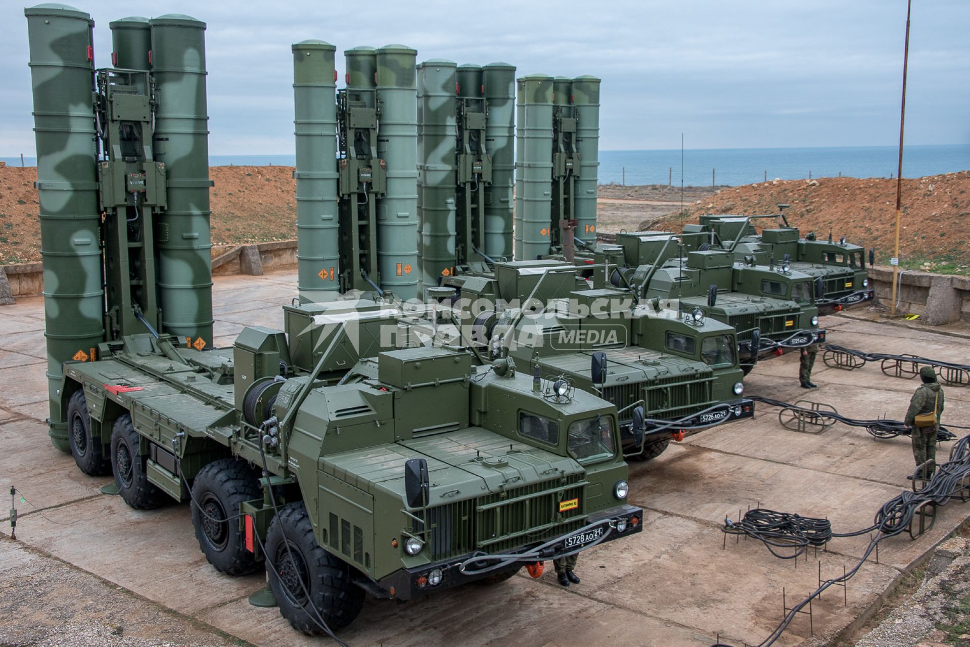 Крым. Под Севастополем на мысе Фиолент на боевое дежурство по противовоздушной обороне заступили ЗРК С-400 `Триумф`.