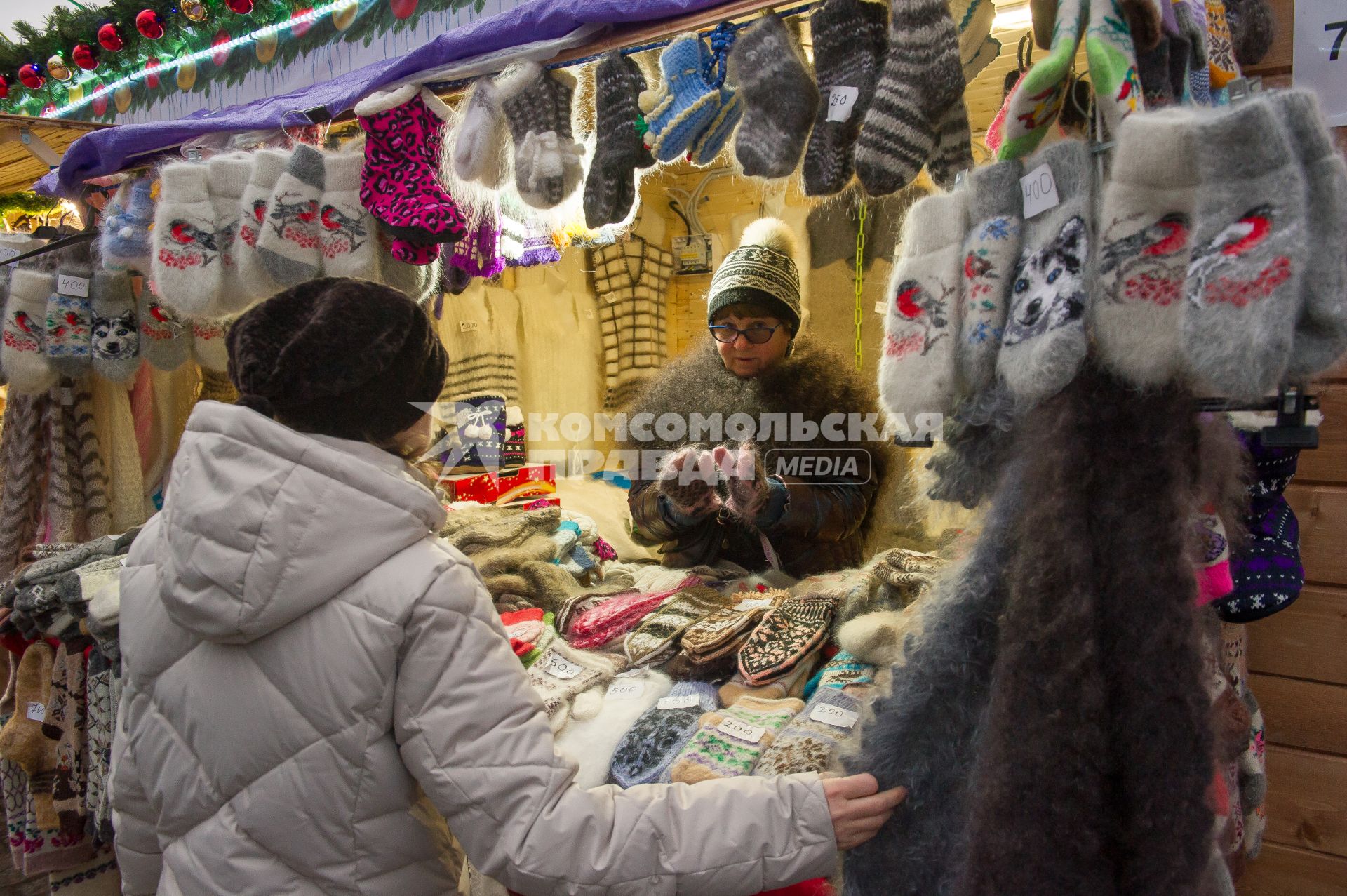 Санкт-Петербург. Продажа теплых шерстяных вещей на рождественской ярмарке.