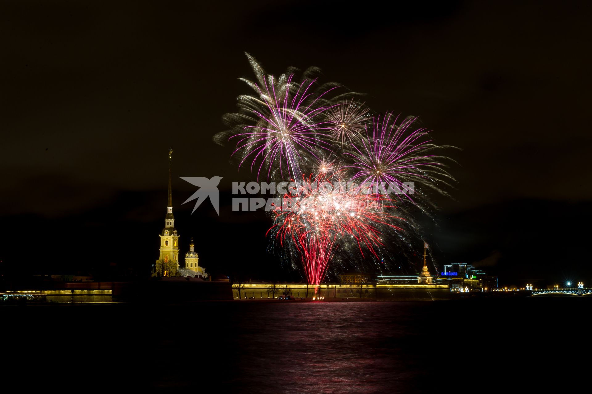 Санкт-Петербург. Фейерверк над Петропавловской крепостью во время проведения  первого городского  фестиваля огня `Рождественская звезда`.