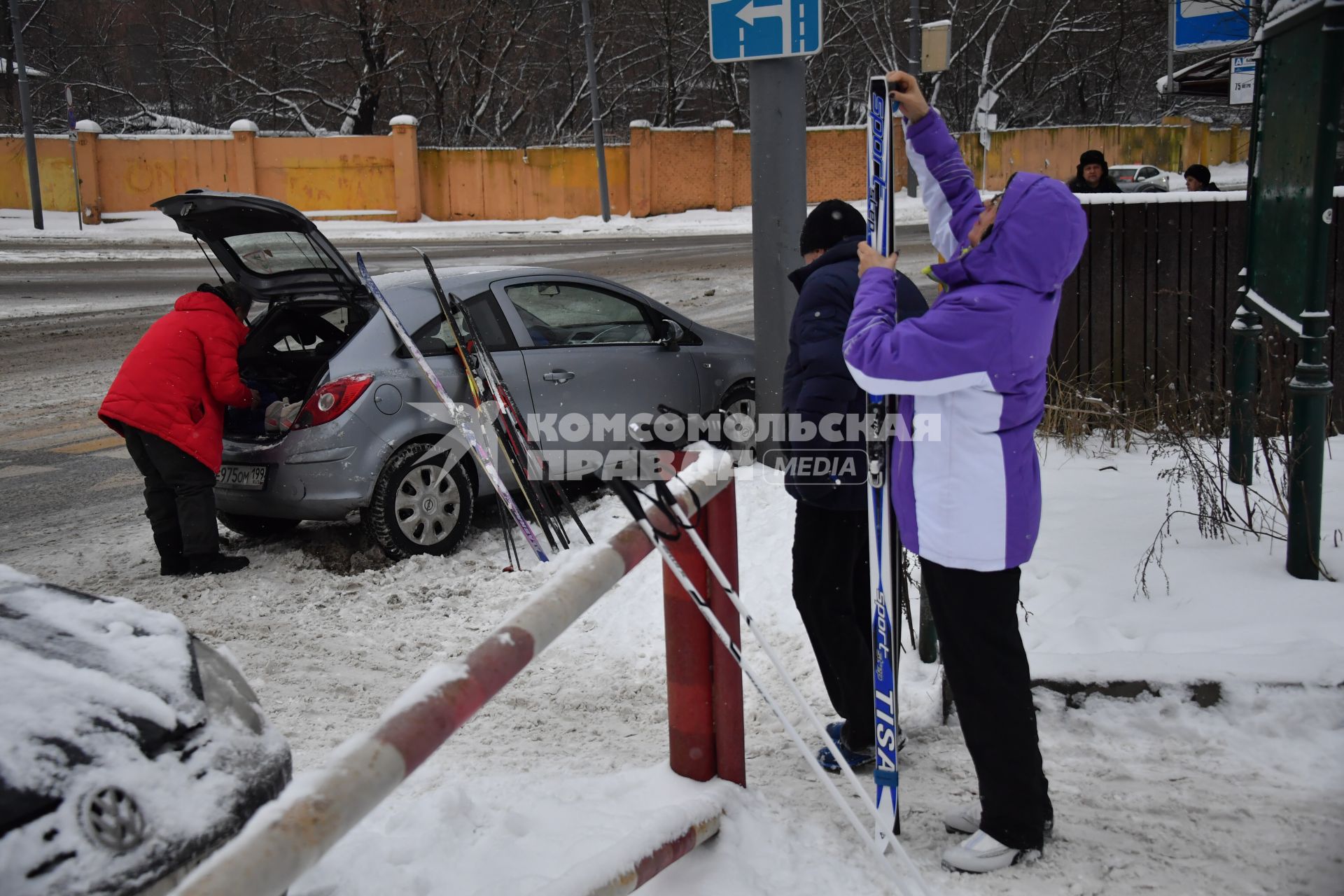 Москва. Отдых москвичей в парке `Лосиный остров`.