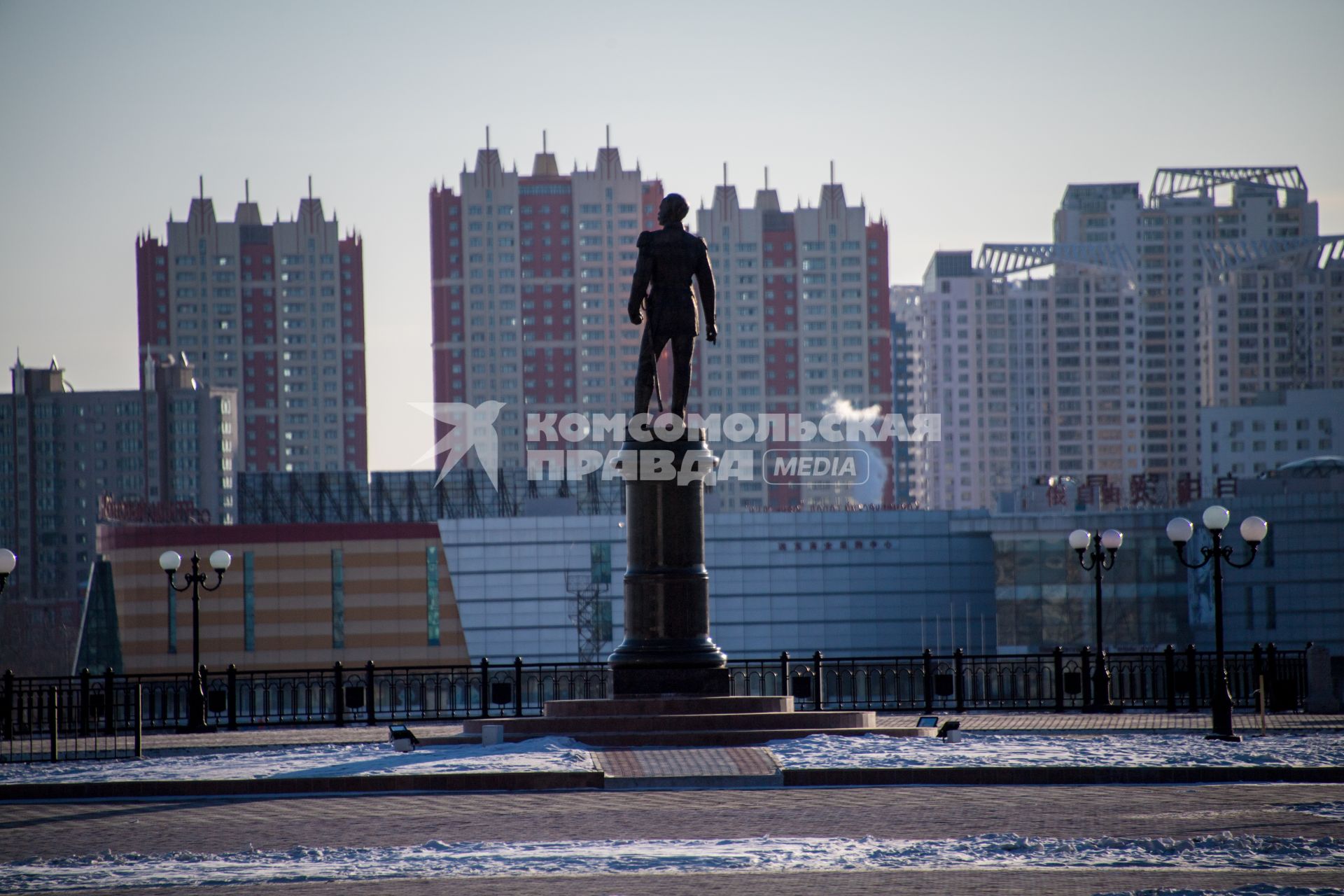 Благовещенск. Памятник основателю города генерал-губернатору Восточной Сибири Муравьеву-Амурскому на набережной Амура. На противоположной берегу - китайский город Хэйхэ.