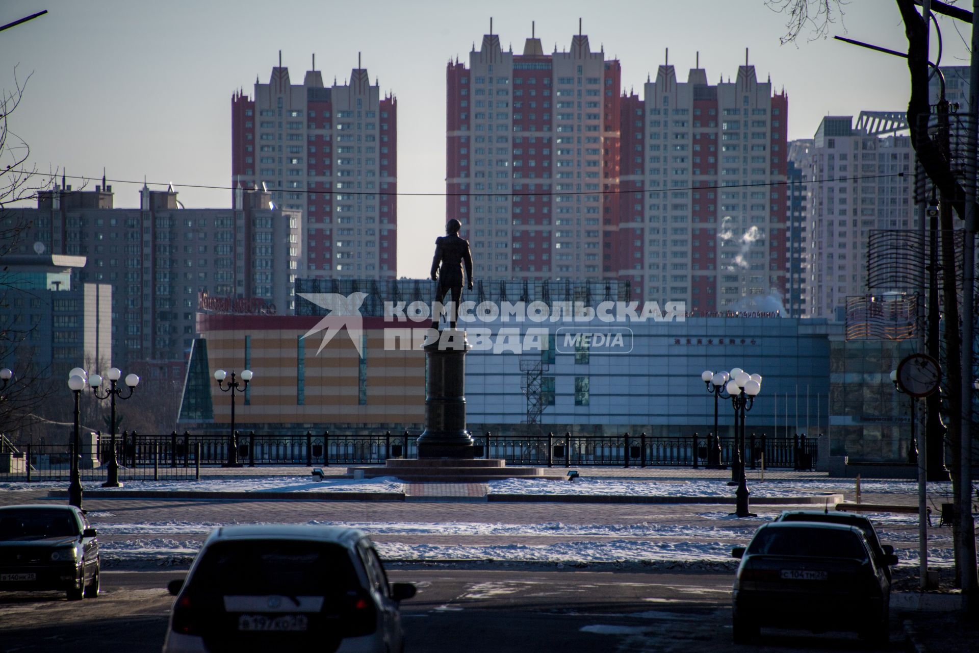 Благовещенск. Памятник основателю города генерал-губернатору Восточной Сибири Муравьеву-Амурскому на набережной Амура. На противоположной берегу - китайский город Хэйхэ.