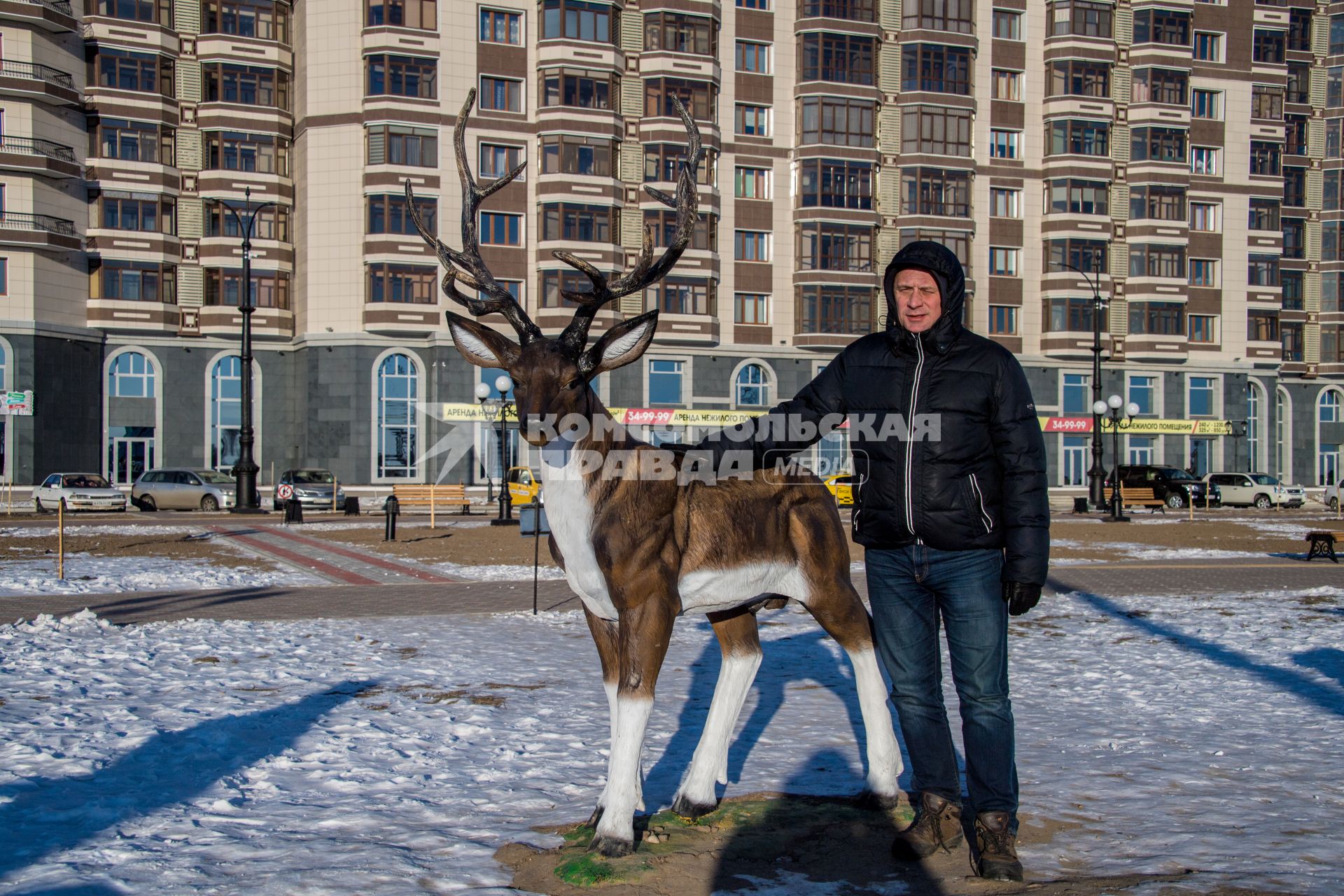 Благовещенск. Корреспондент `Комсомольской правды` Владимир Ворсобин на набережной Амура.