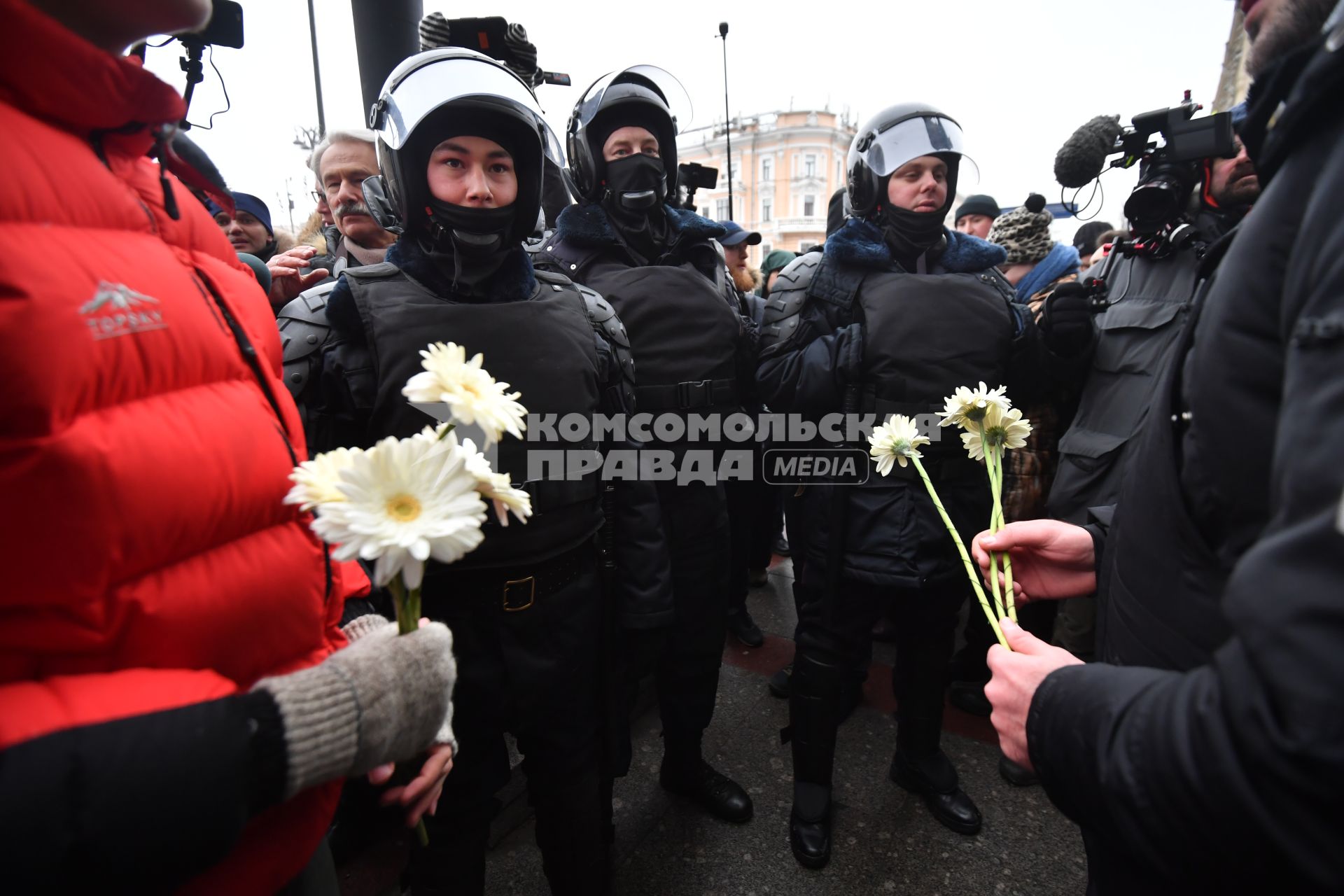 Москва. Сотрудники Росгвардии в оцеплении на несанкционированной акции в рамках `Забастовки избирателей` на Триумфальной площади.