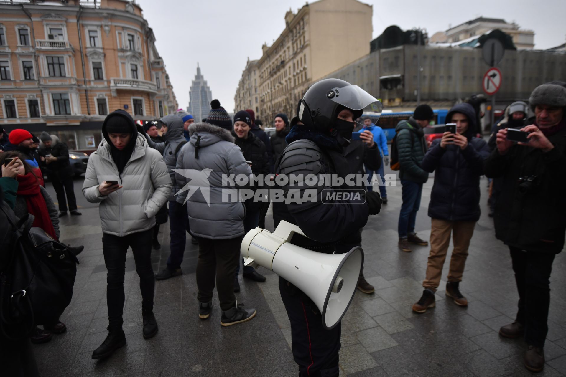 Москва. Участники несанкционированной акции в рамках `Забастовки избирателей` на Триумфальной площади.