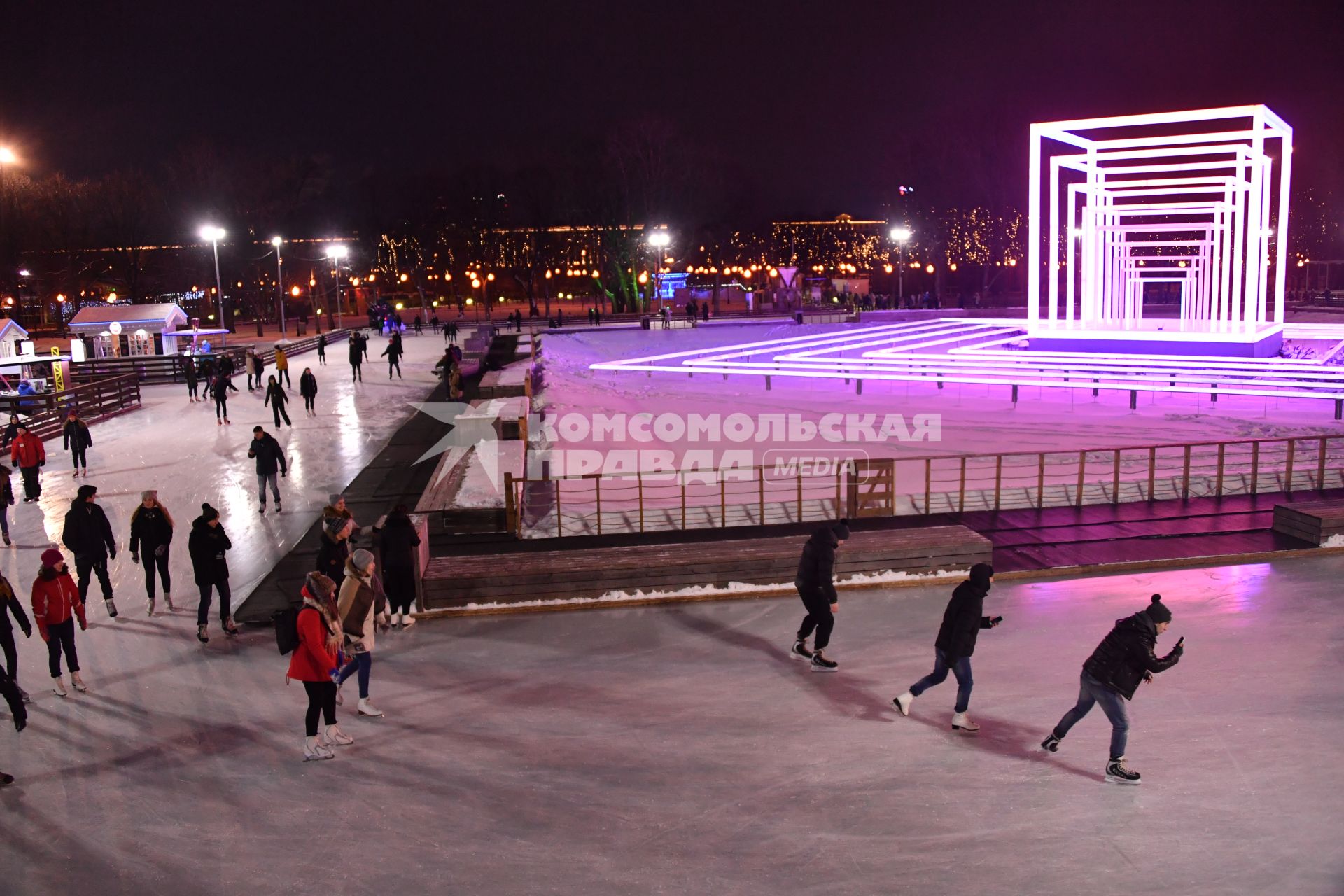 Москва.  Посетители катаются на катке в Парке Горького.