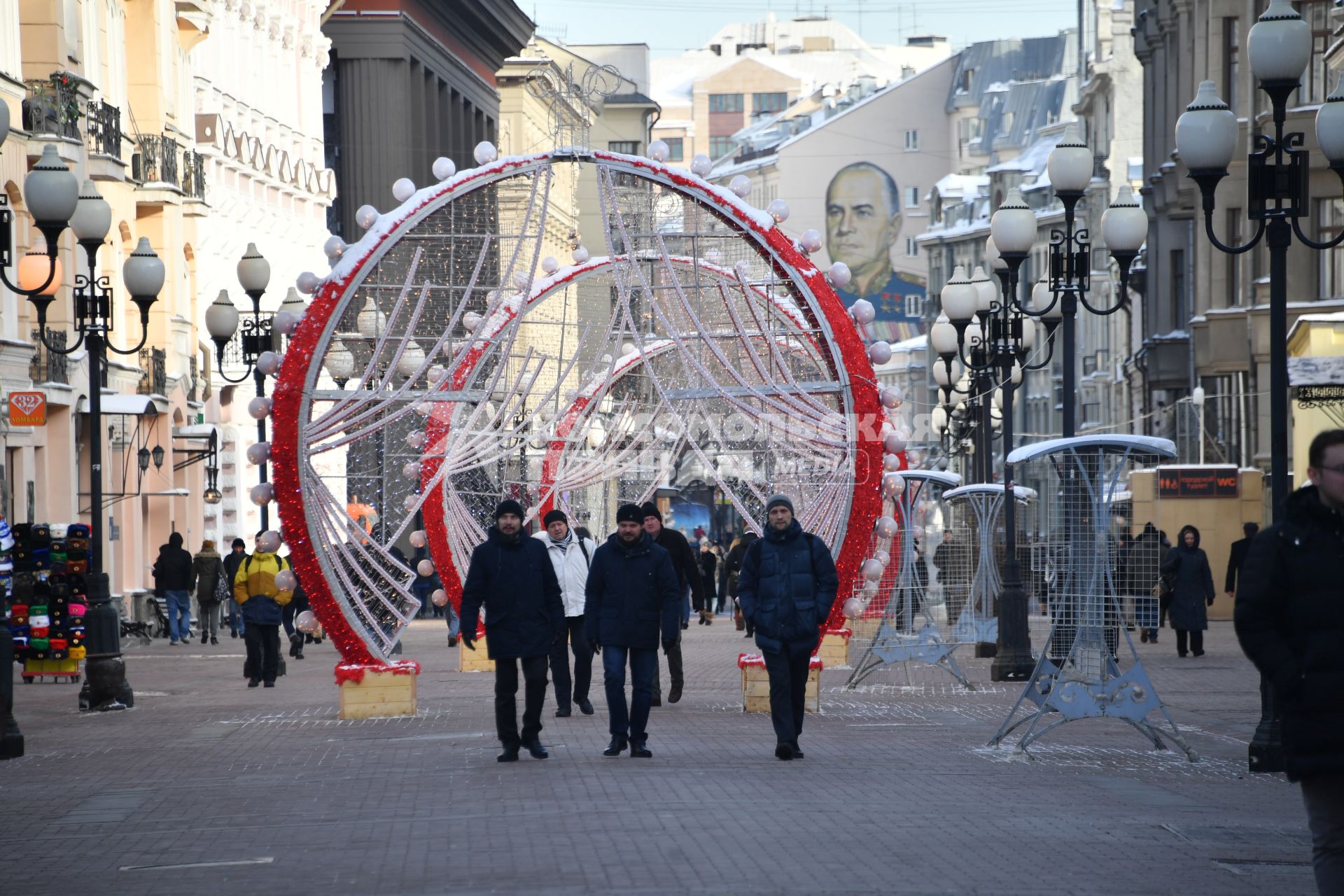 Москва.  Прохожие на Старом Арбате.