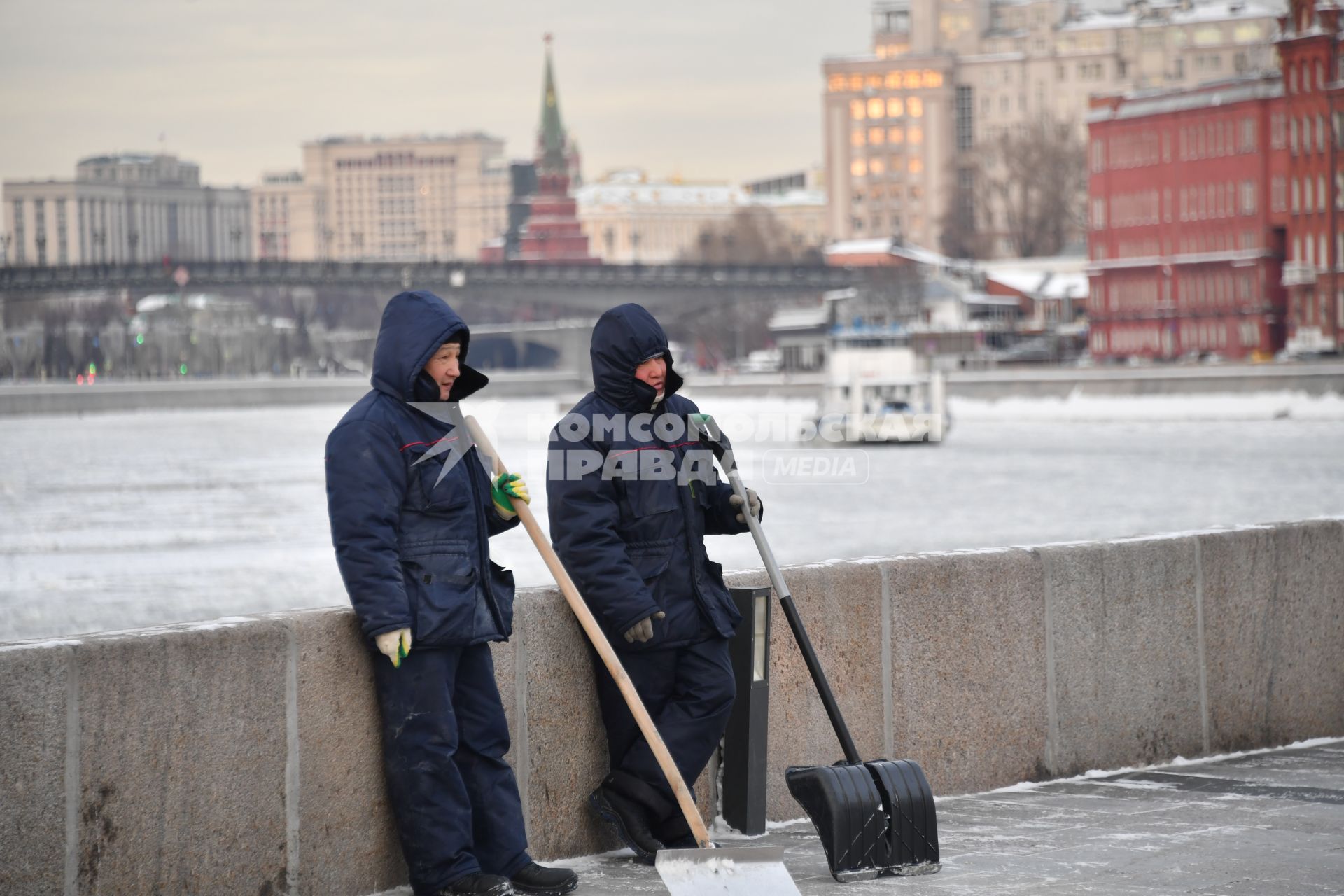 Москва.  Сотрудники коммунальной службы на велосипеде  в парке искусств `Музеон`.