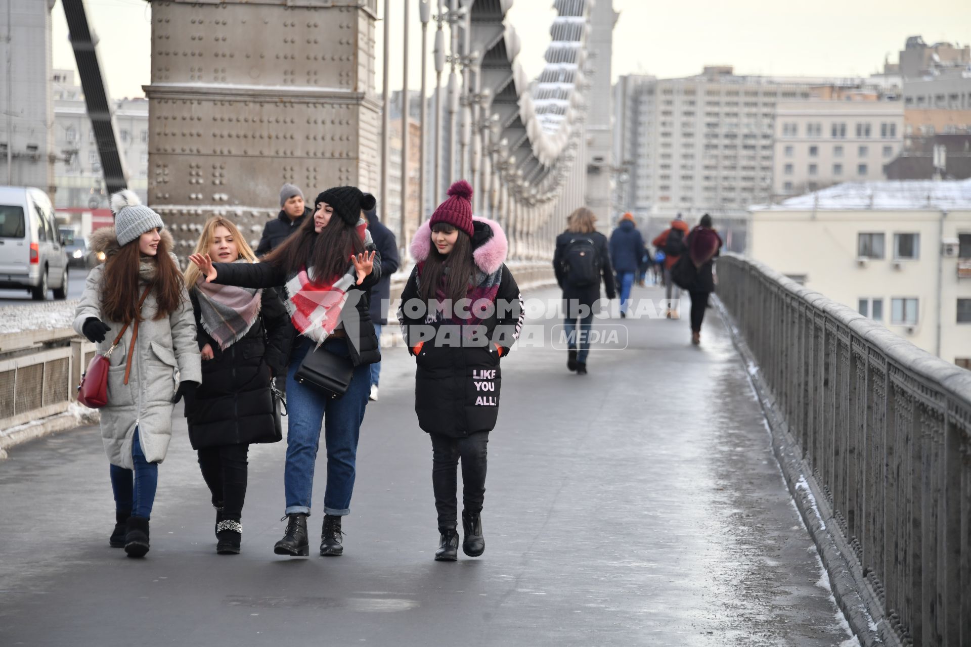 Москва.  Прохожие на Крымском мосту.