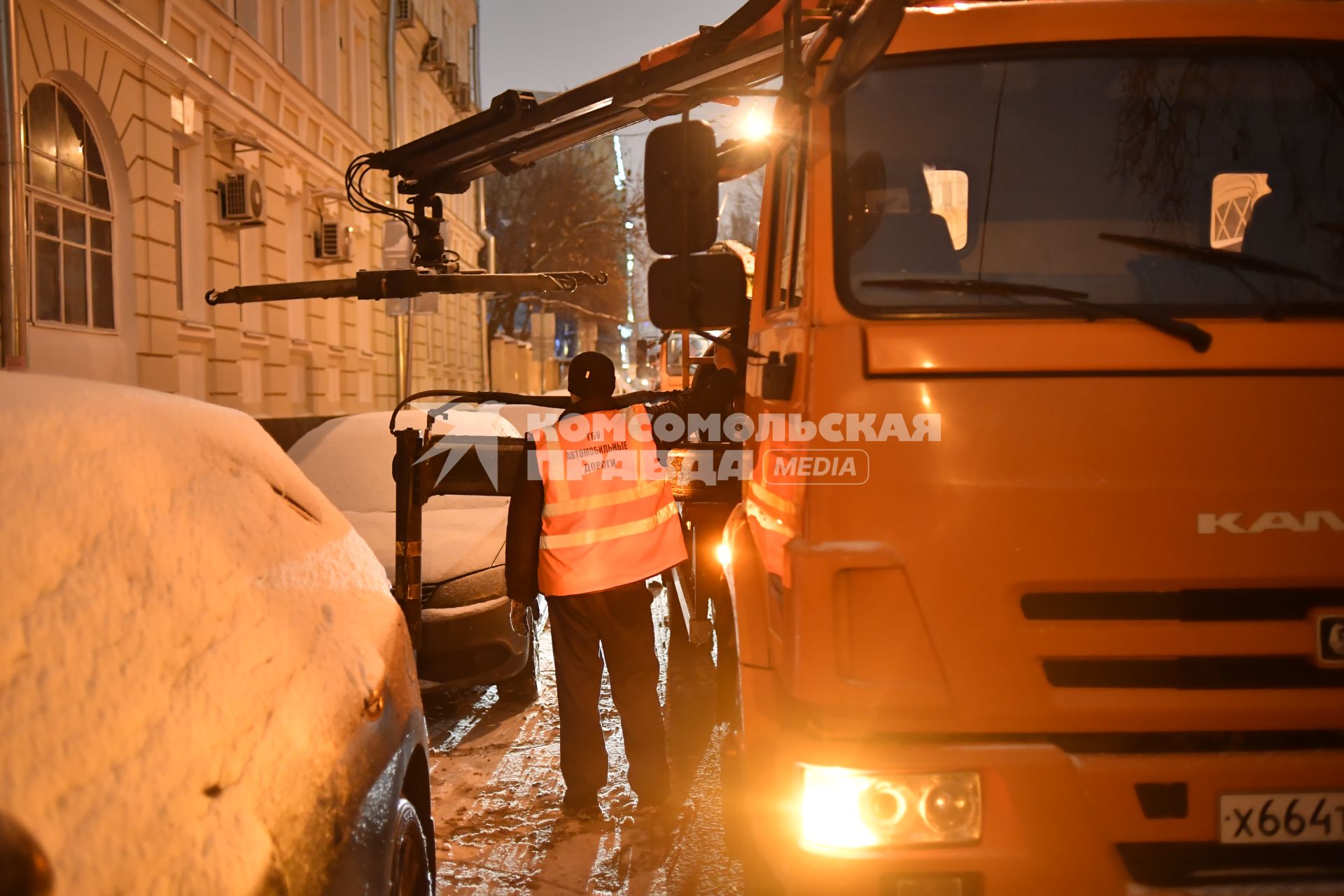 Москва.  Эвакуация неправильно припаркованного автомобиля.