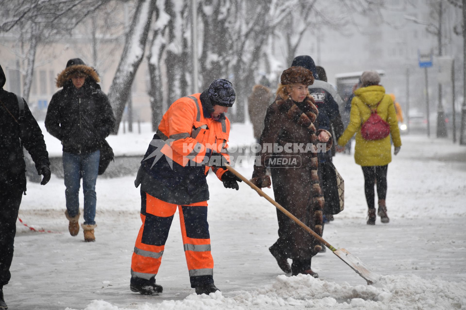 Москва. Сотрудница коммунальной службы во время уборки снега.