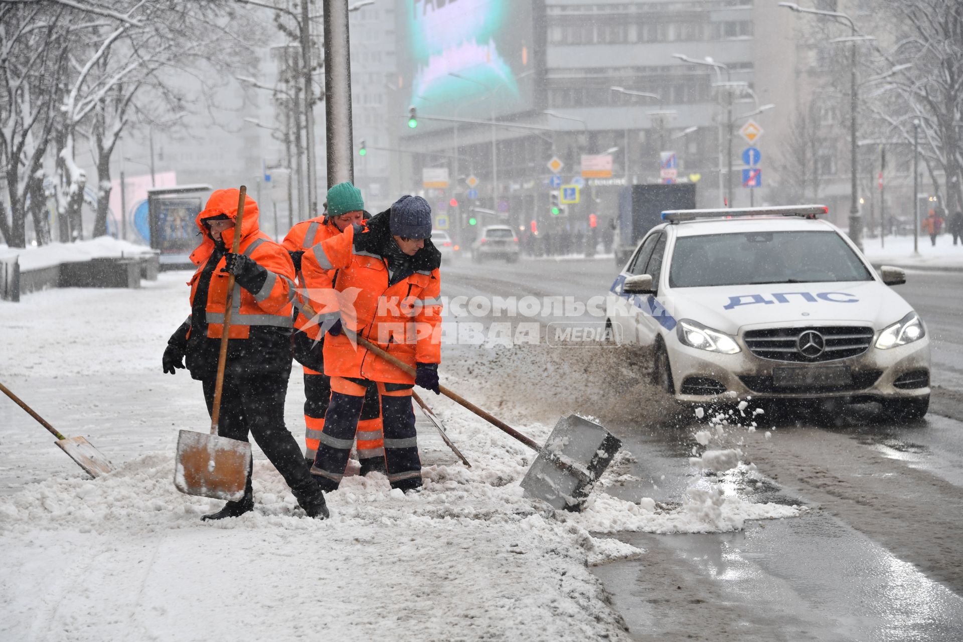 Москва.   Сотрудницы коммунальной службы во время уборки снега.