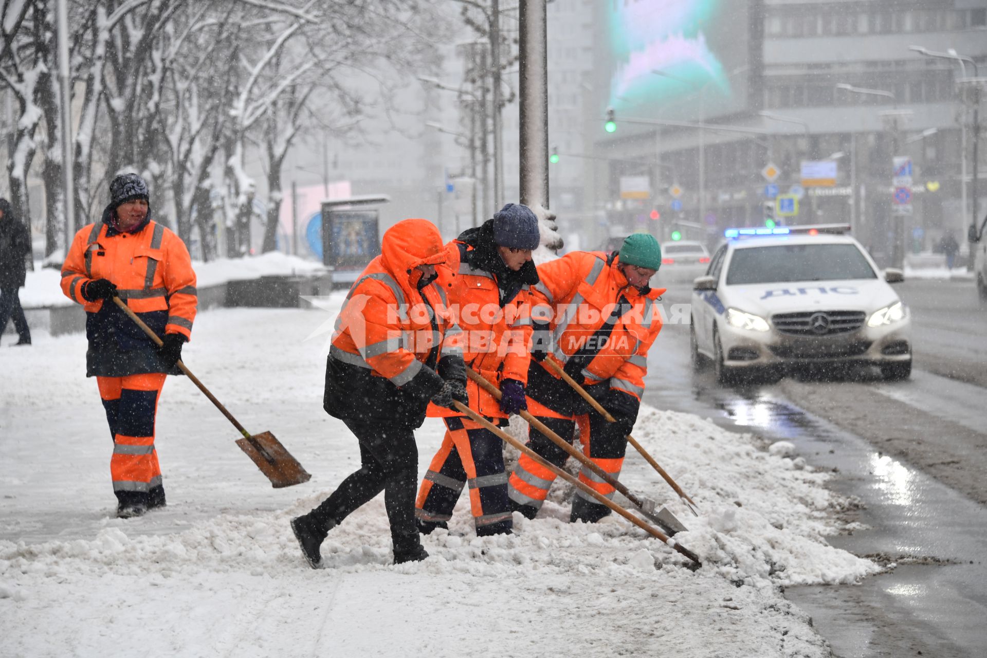 Москва.   Сотрудницы коммунальной службы во время уборки снега.