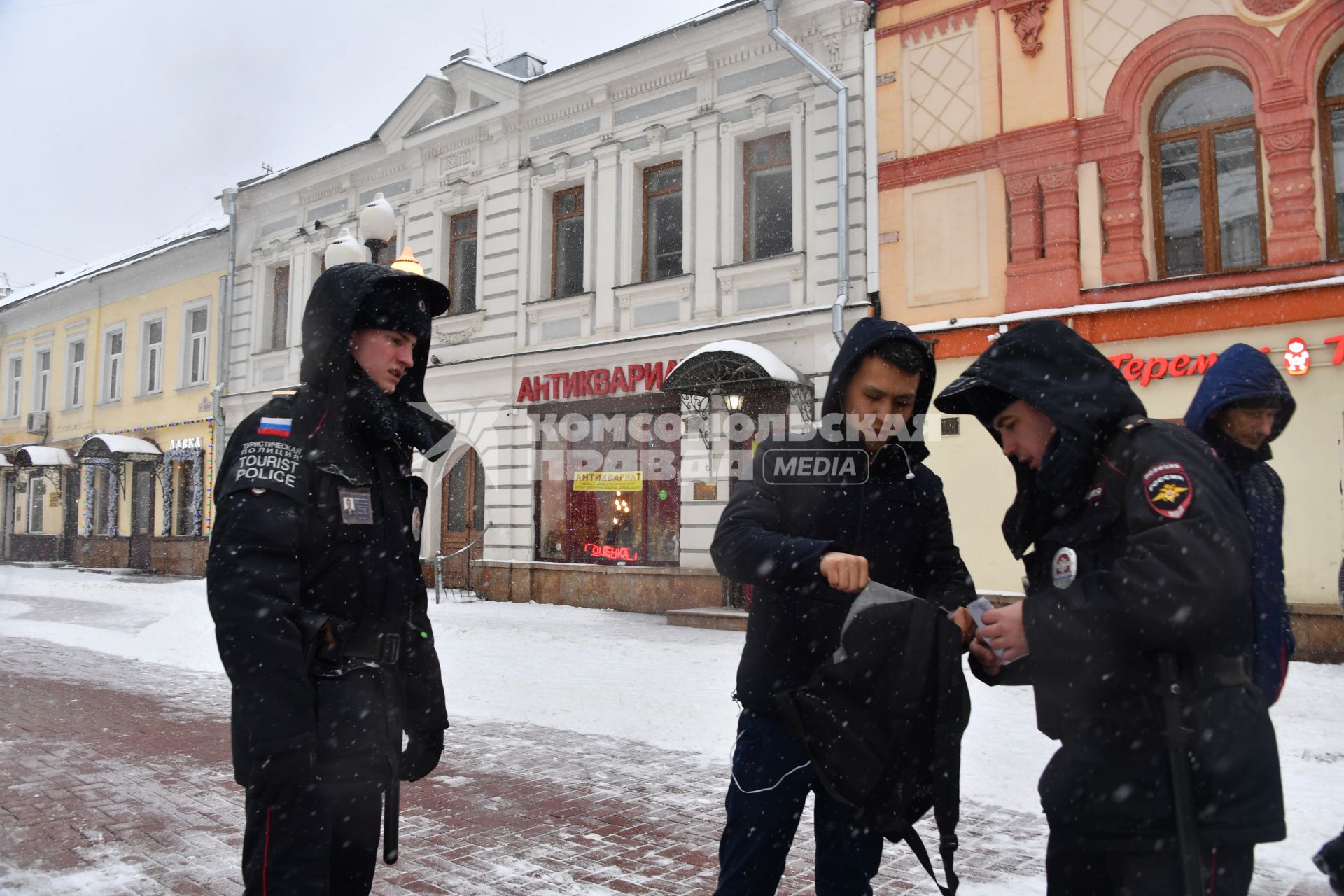 Москва.  Сотрудники полиции проверяют документы у мужчины  на Старом Арбате.