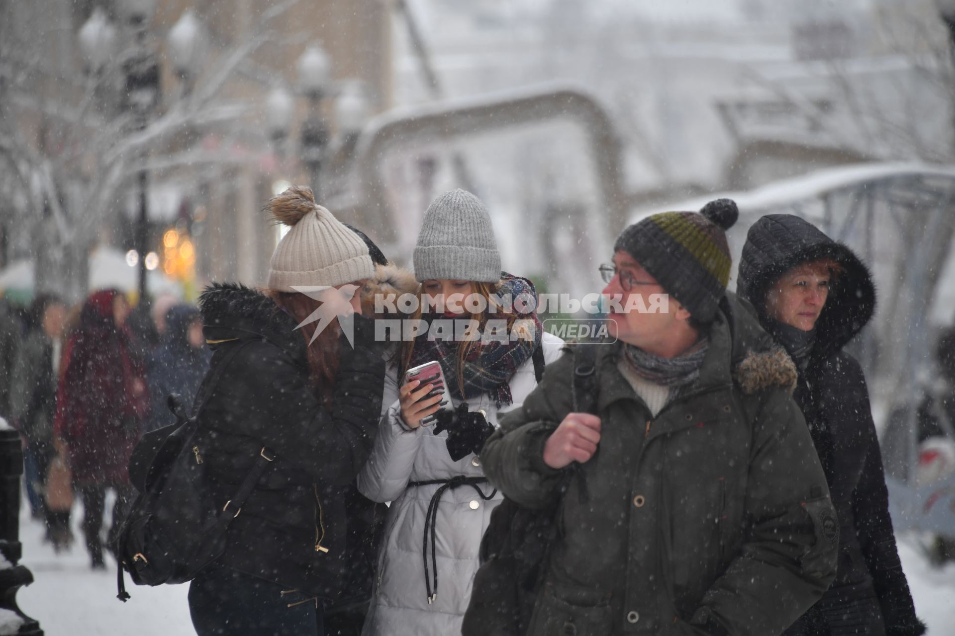 Москва. Прохожие во время снегопада на одной из улиц города.