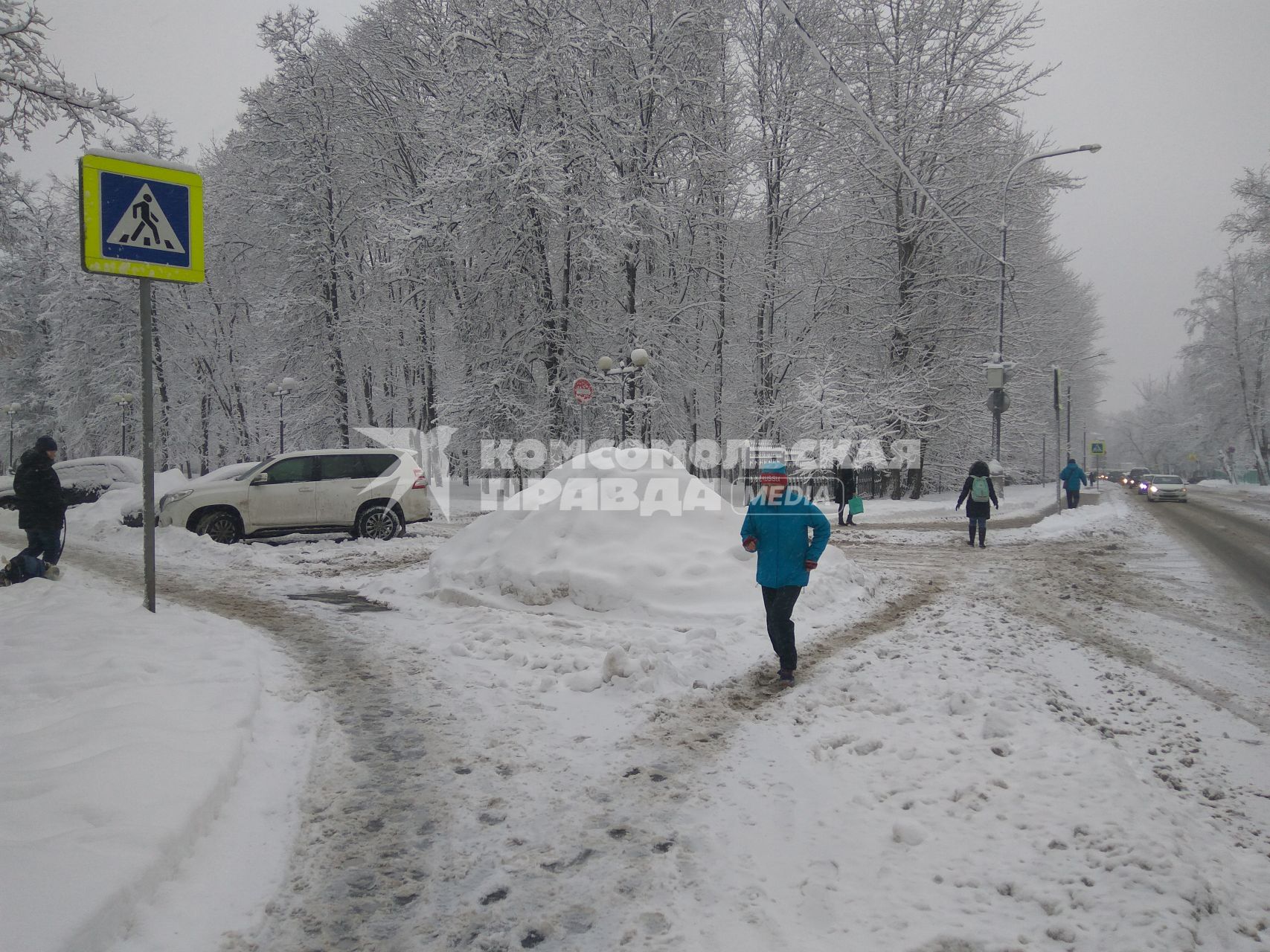 Москва. Неубранный снег на проезжей части.