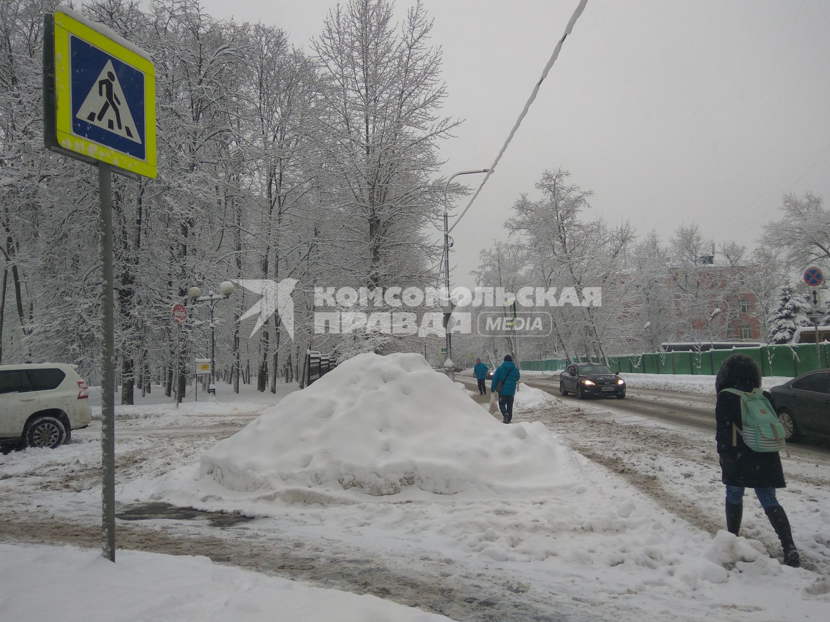 Москва. Неубранный снег на проезжей части.