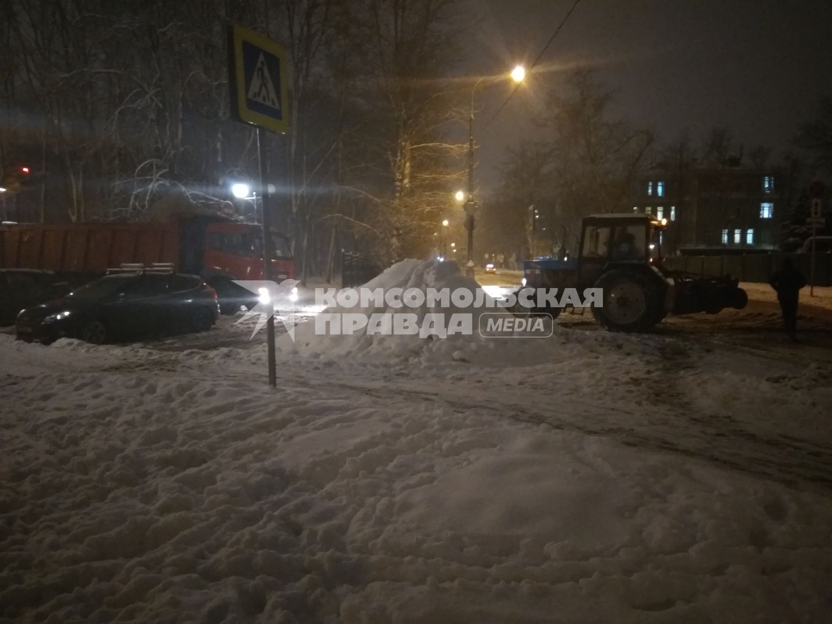 Москва. Неубранный снег на проезжей части.