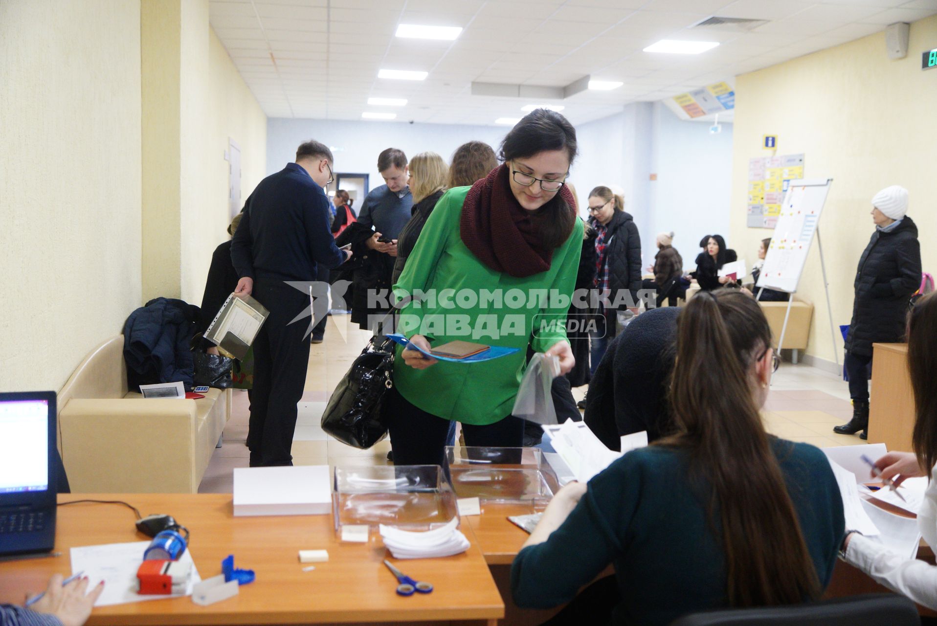 Екатеринбург. Родители в очереди для записи детей в 1й класс