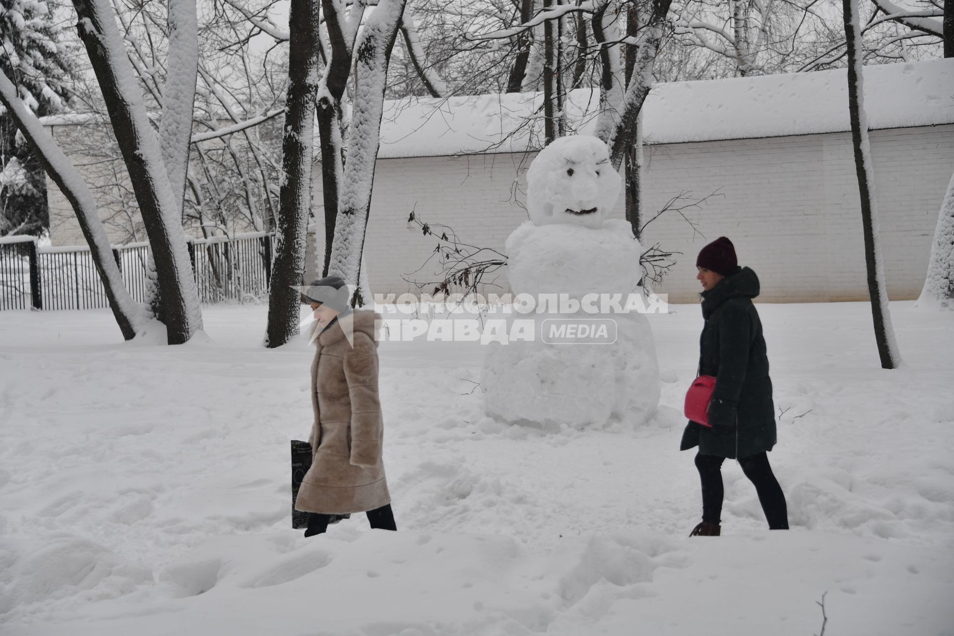 Москва.  Снеговик на одной из улиц города.