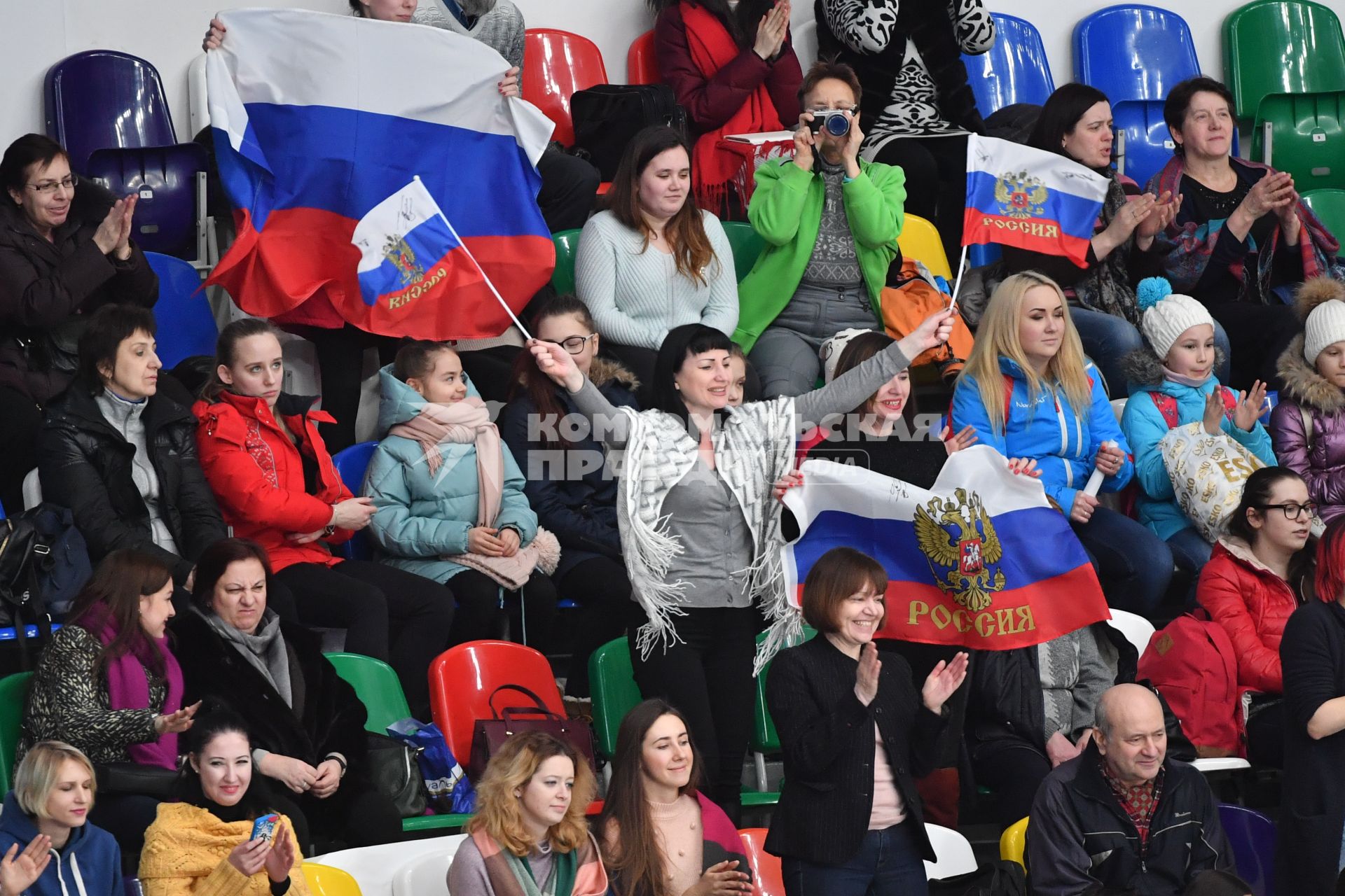 Москва.   Зрители во время  короткой программы танцевальных пар на чемпионате Европы по фигурному катанию во Дворце спорта  `Мегаспорт`.