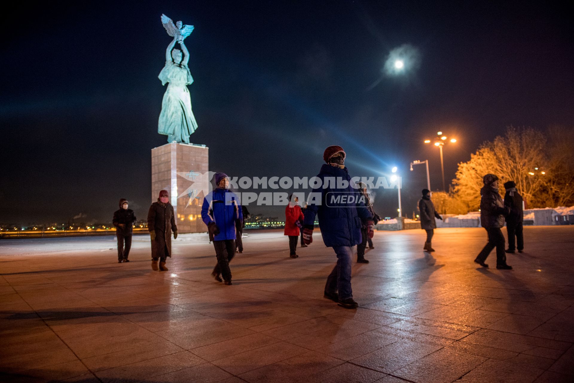 Китай, Хэйхэ. Занятия гимнастикой на набережной Амура.