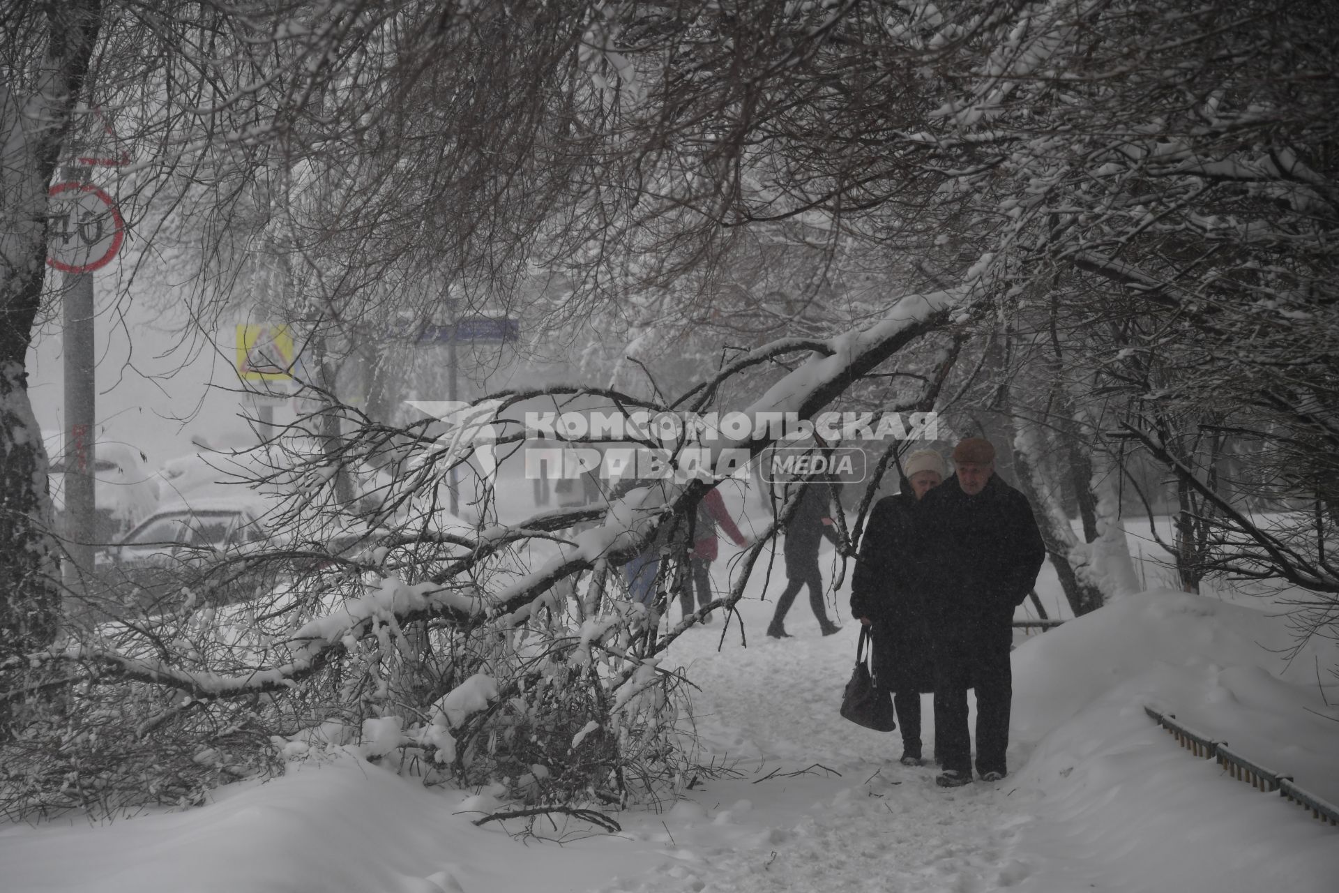 Москва. Пешеходы на заснеженных улицах города.