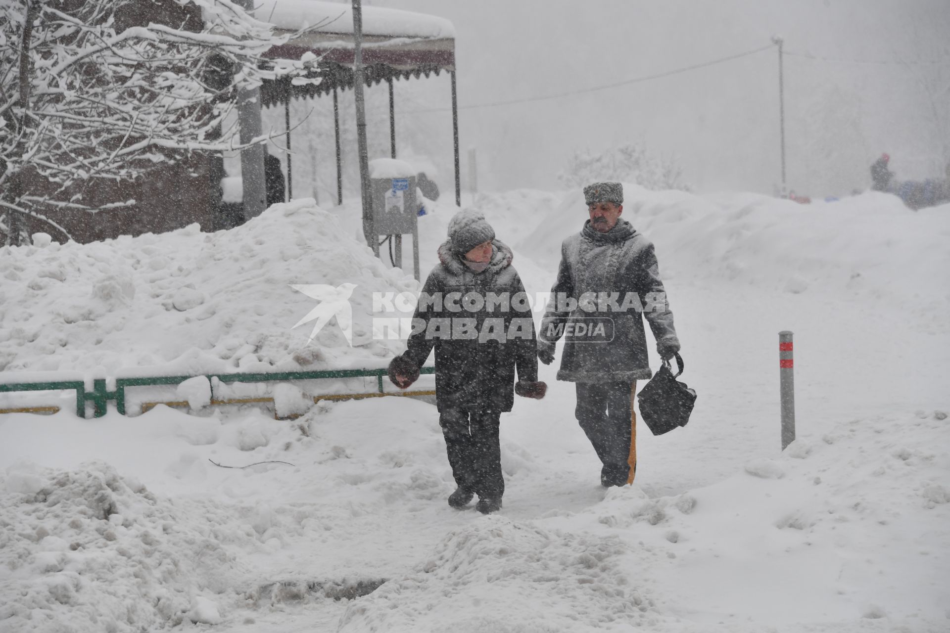 Москва. Пешеходы на заснеженных улицах города.