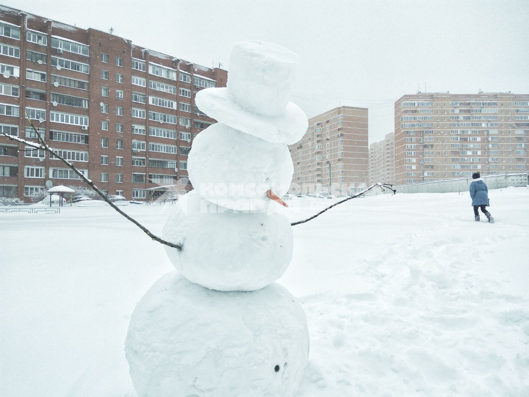 Московская область. Снеговик во дворе.