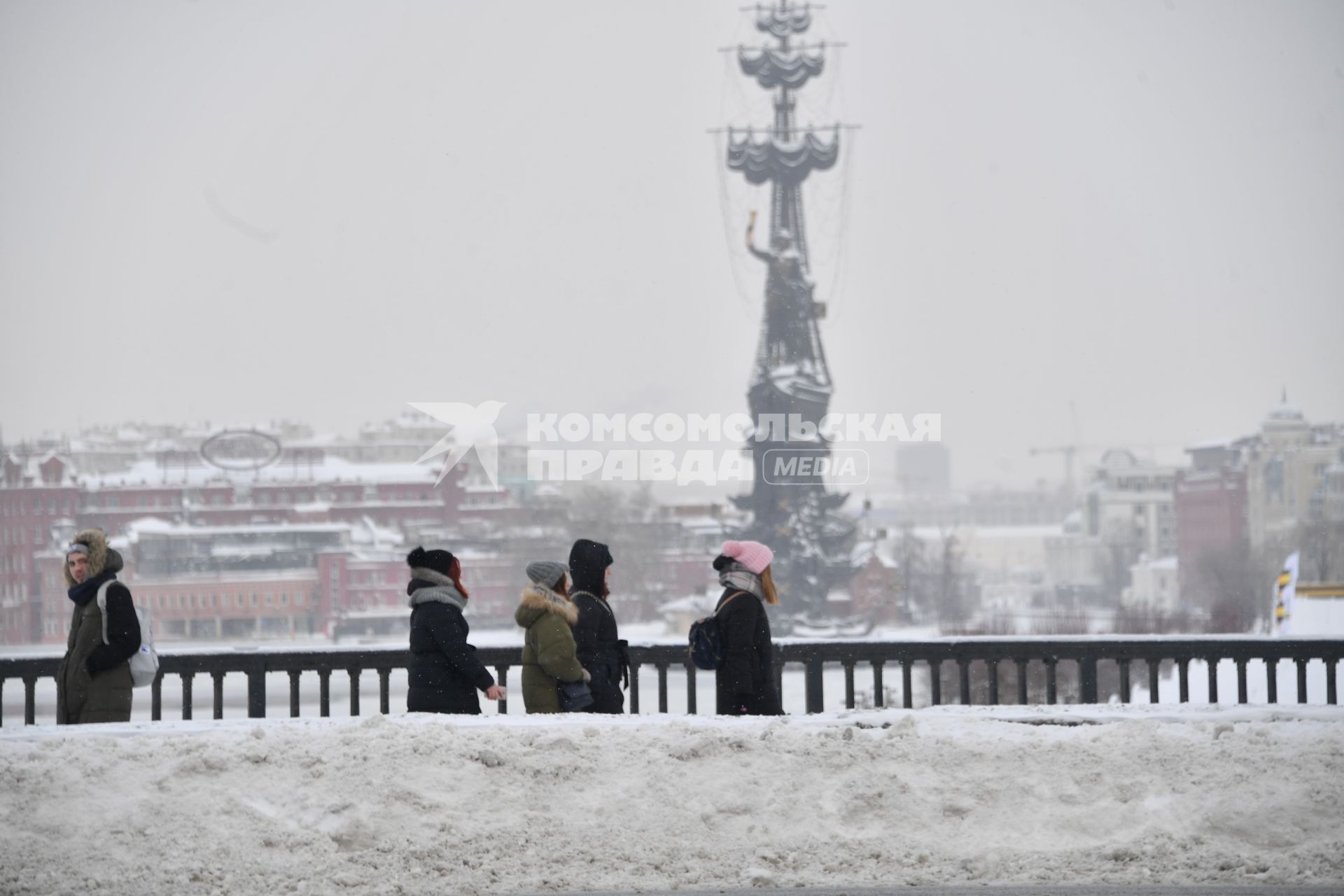 Москва. Молодые люди  на заснеженной Крымской набережной.