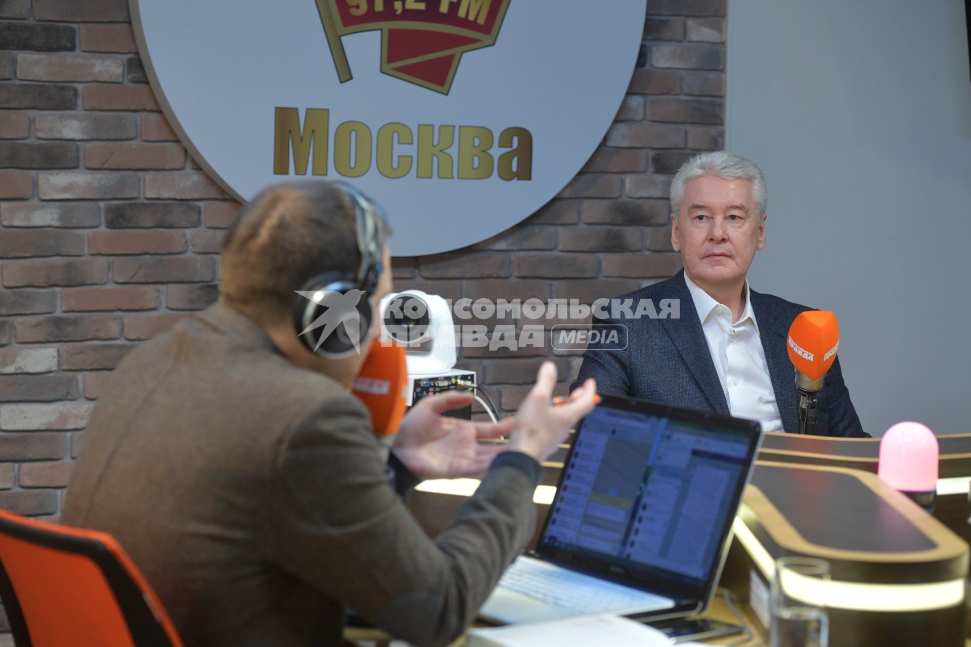 Москва. Ведущий Антон Челышеви и мэр Москвы Сергей Собянин в прямом эфире радио `Комсомольская правда`.