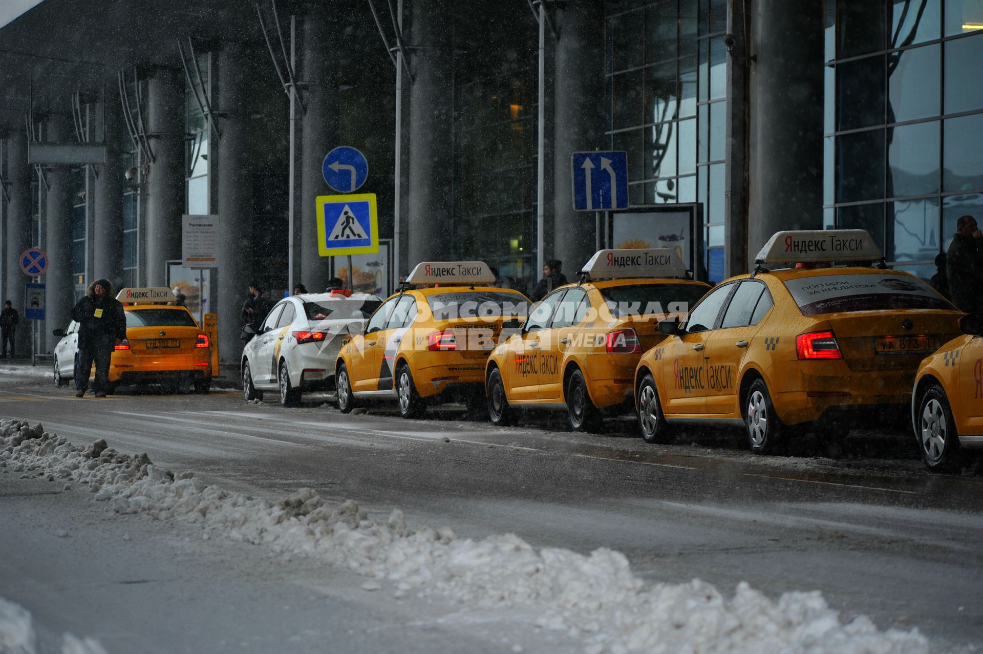 Москва . Яндекс Такси в аэропорту Шереметьево.