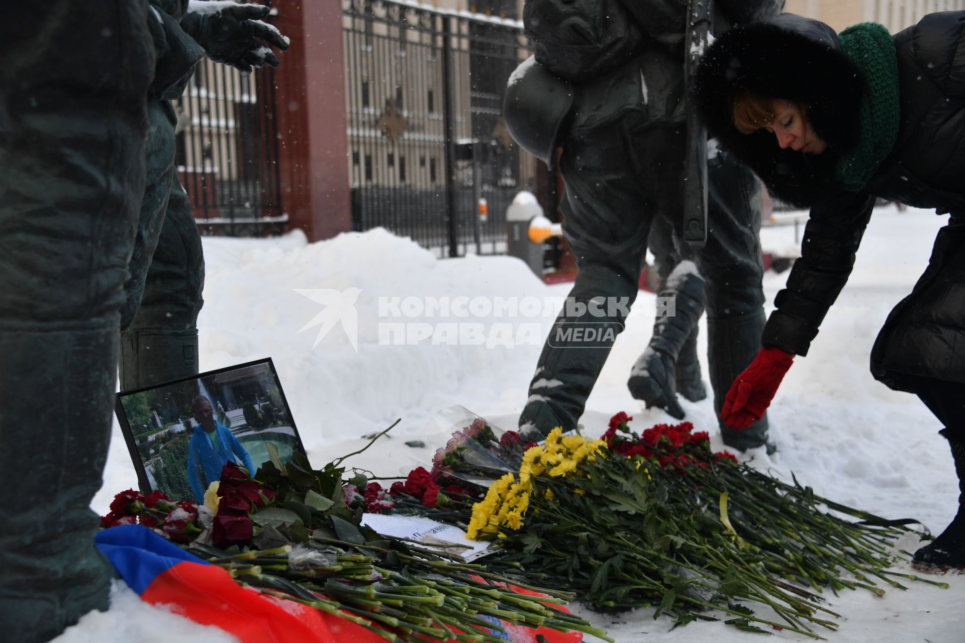 Москва. Люди несут цветы к зданию Минобороны на Фрунзенской набережной, чтобы почтить память погибшего в Сирии летчика Су-25 Романа Филипова.