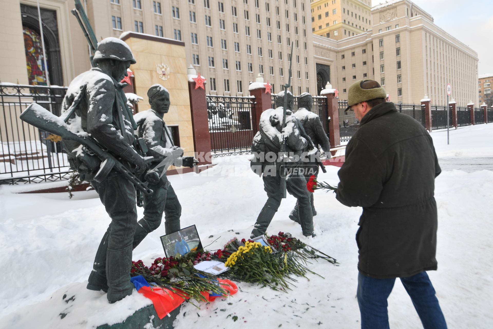 Москва. Люди несут цветы к зданию Минобороны на Фрунзенской набережной, чтобы почтить память погибшего в Сирии летчика Су-25 Романа Филипова.