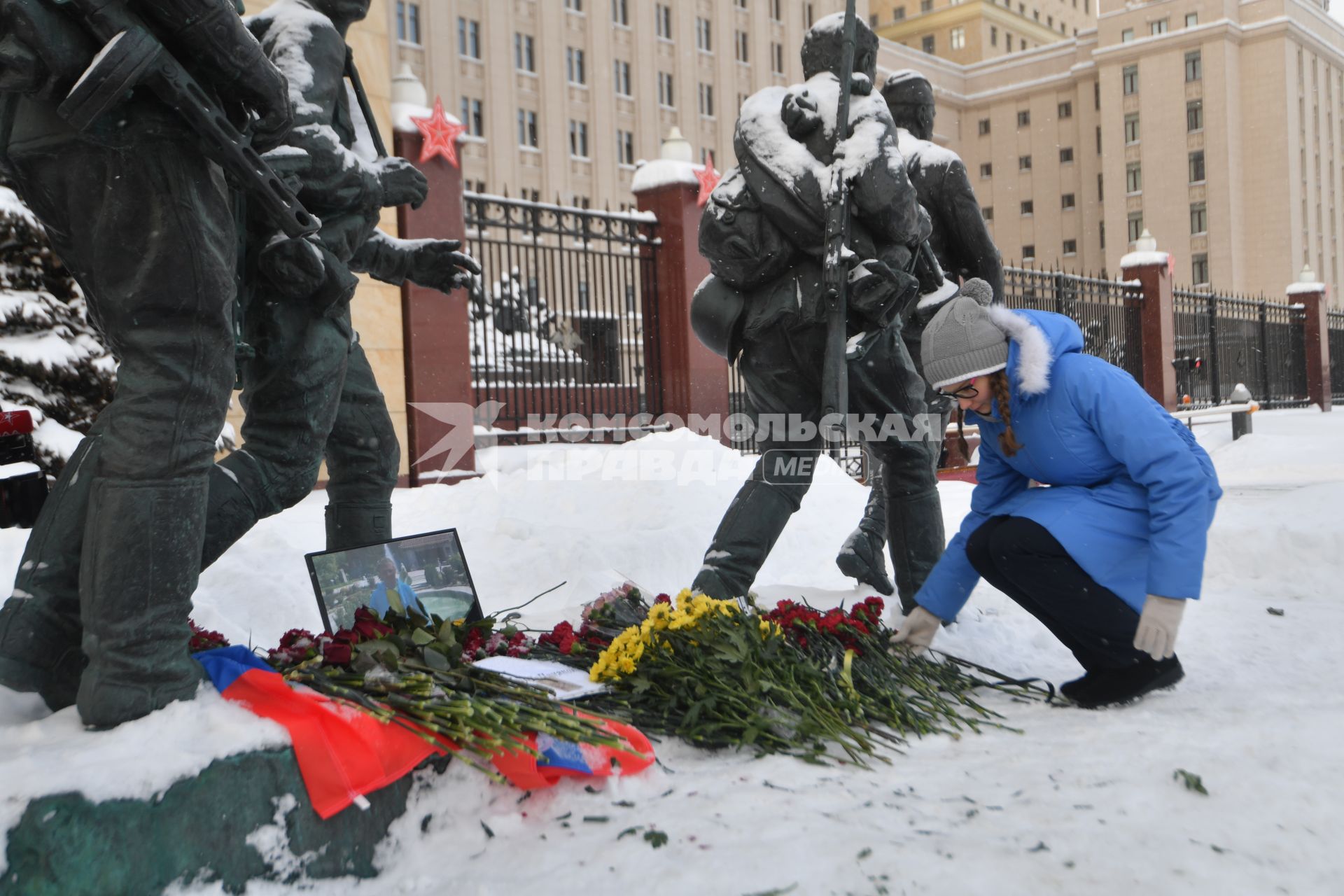 Москва. Люди несут цветы к зданию Минобороны на Фрунзенской набережной, чтобы почтить память погибшего в Сирии летчика Су-25 Романа Филипова.