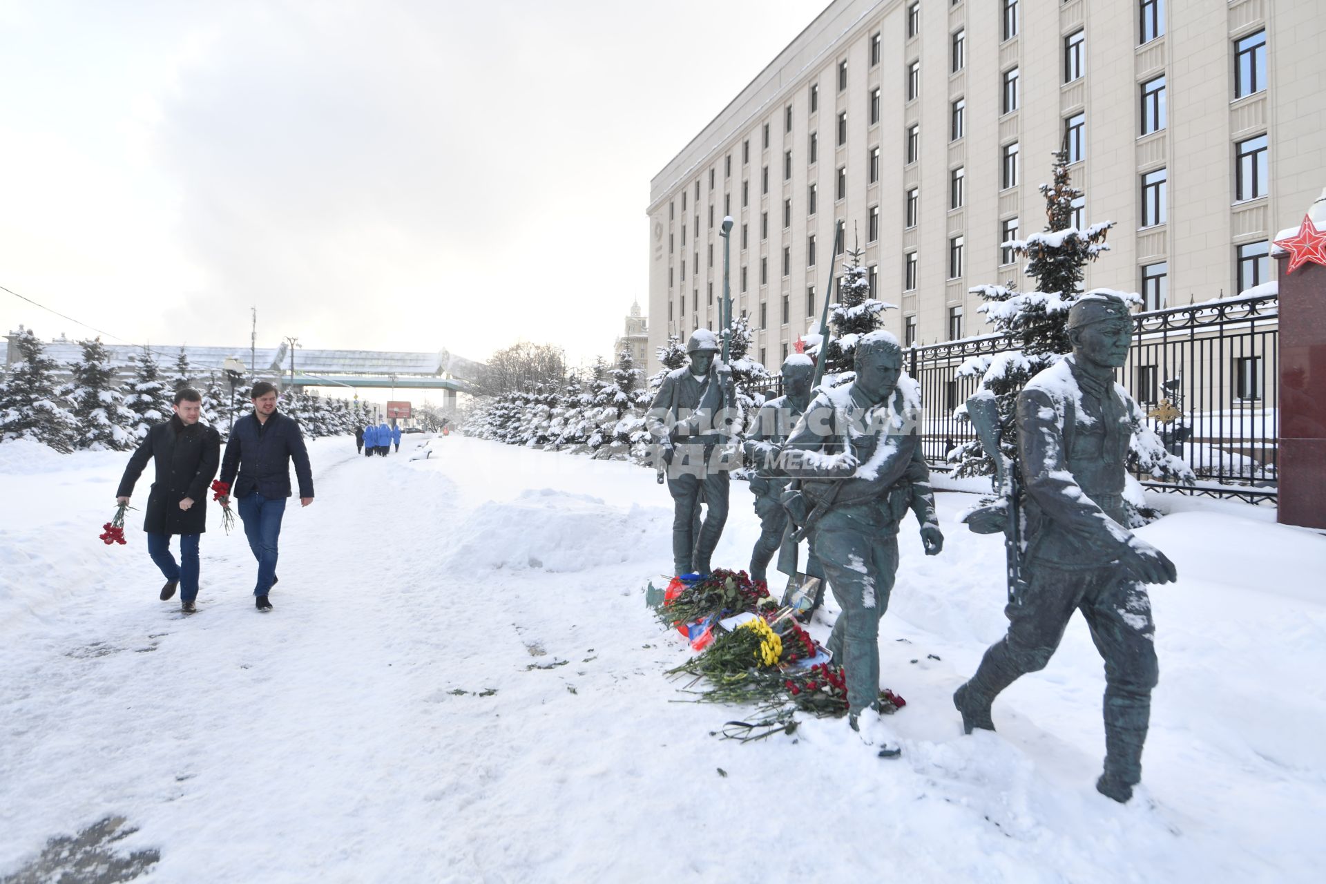 Москва. Люди несут цветы к зданию Минобороны на Фрунзенской набережной, чтобы почтить память погибшего в Сирии летчика Су-25 Романа Филипова.