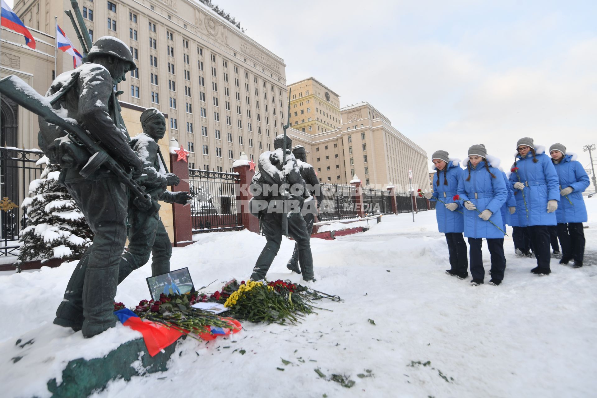 Москва. Люди несут цветы к зданию Минобороны на Фрунзенской набережной, чтобы почтить память погибшего в Сирии летчика Су-25 Романа Филипова.